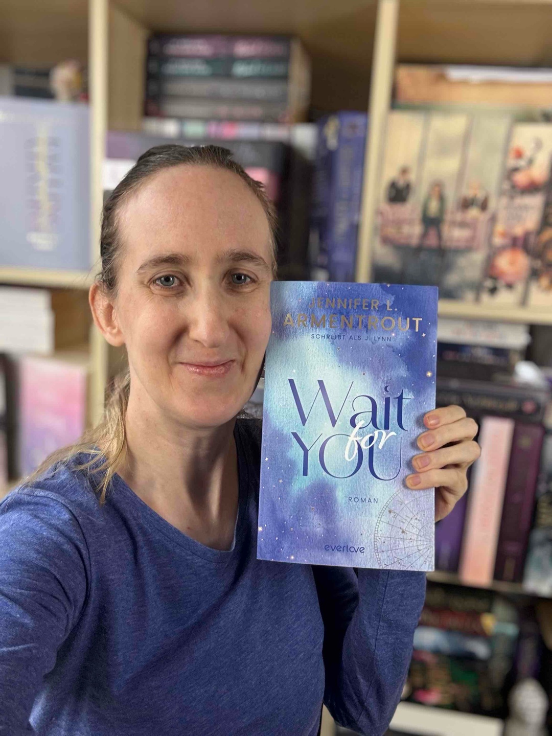 🅕🅐🅩🅘🅣
Wait for You hat mir als Reread auch nach den 9 Jahren, die seither vergangen sind, wieder ein Gefühl von Zuhause gegeben. Habe mich sofort in der Handlung zurechtgefunden und der Einstieg fiel mir unglaublich leicht. Die Autorin schafft es immer wieder mich in ihren Bann zu ziehen. Für mich war es auch wieder ein tolles Gefühl Avery, Cam und die anderen Charaktere wieder zu treffen. Ich komme aus dem Schwärmerei nicht mehr heraus. Ich spreche eine klare Leseempfehlung für dieses Buch aus und freue mich auf den zweiten Teil.