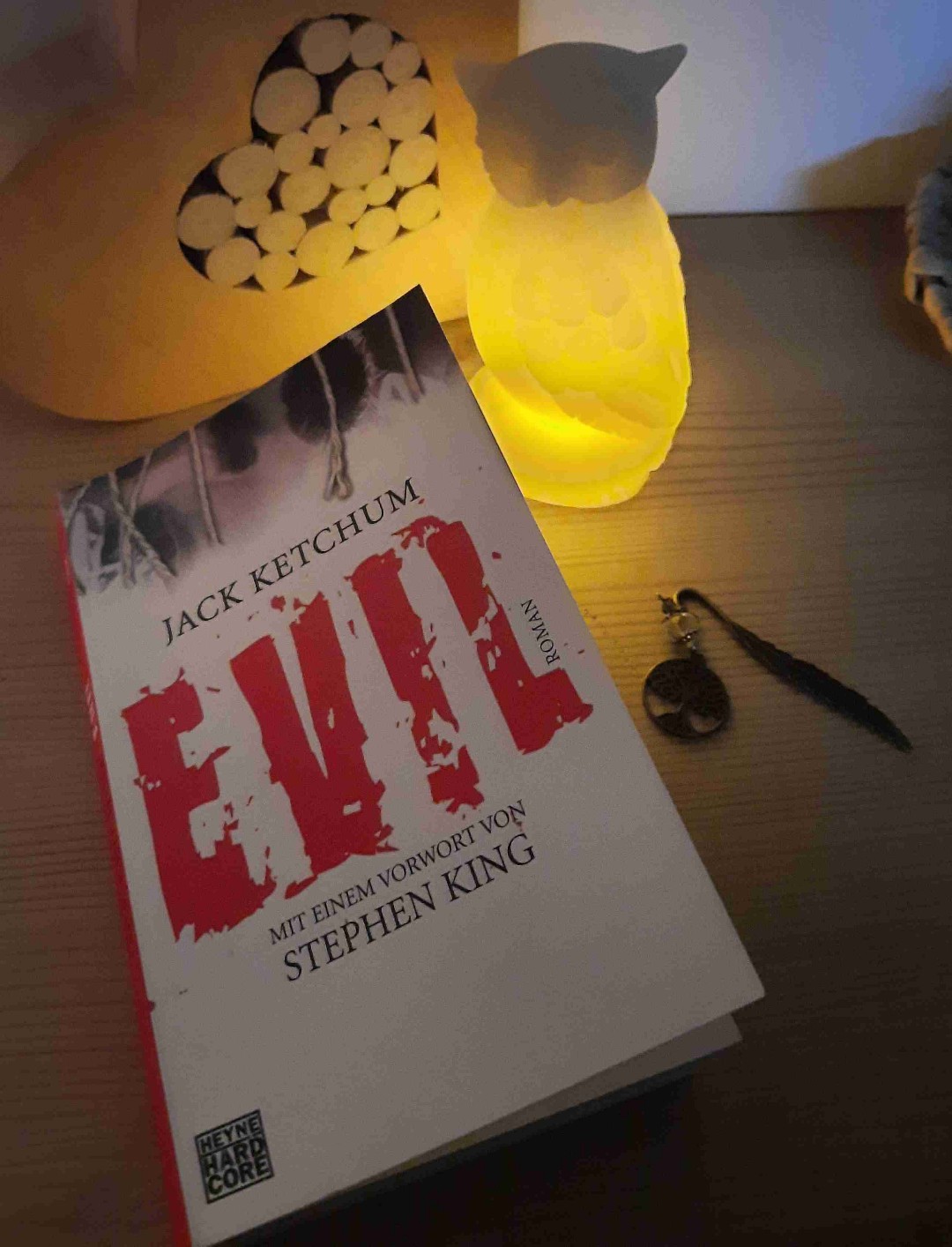 Wer Jack Ketchum (oder eigentlich ja Dallas Mayr) liest, der darf sich leider kein Happy End erwarten. 🫣 Ich habe meine Erwartungshaltung auch dementsprechend angepasst, weil es nicht mein erstes Buch dieses Autors ist.
Die Geschichte fällt ins Genre 'Horrorthriller' und ist es genau dieser Horror, der einem das Buch nicht aus der Hand legen lässt! 😱
Aber Achtung! Es ist wirklich nichts für Zartbesaitete und führt tief in die Abgründe menschlicher Seelen!👆🏻
