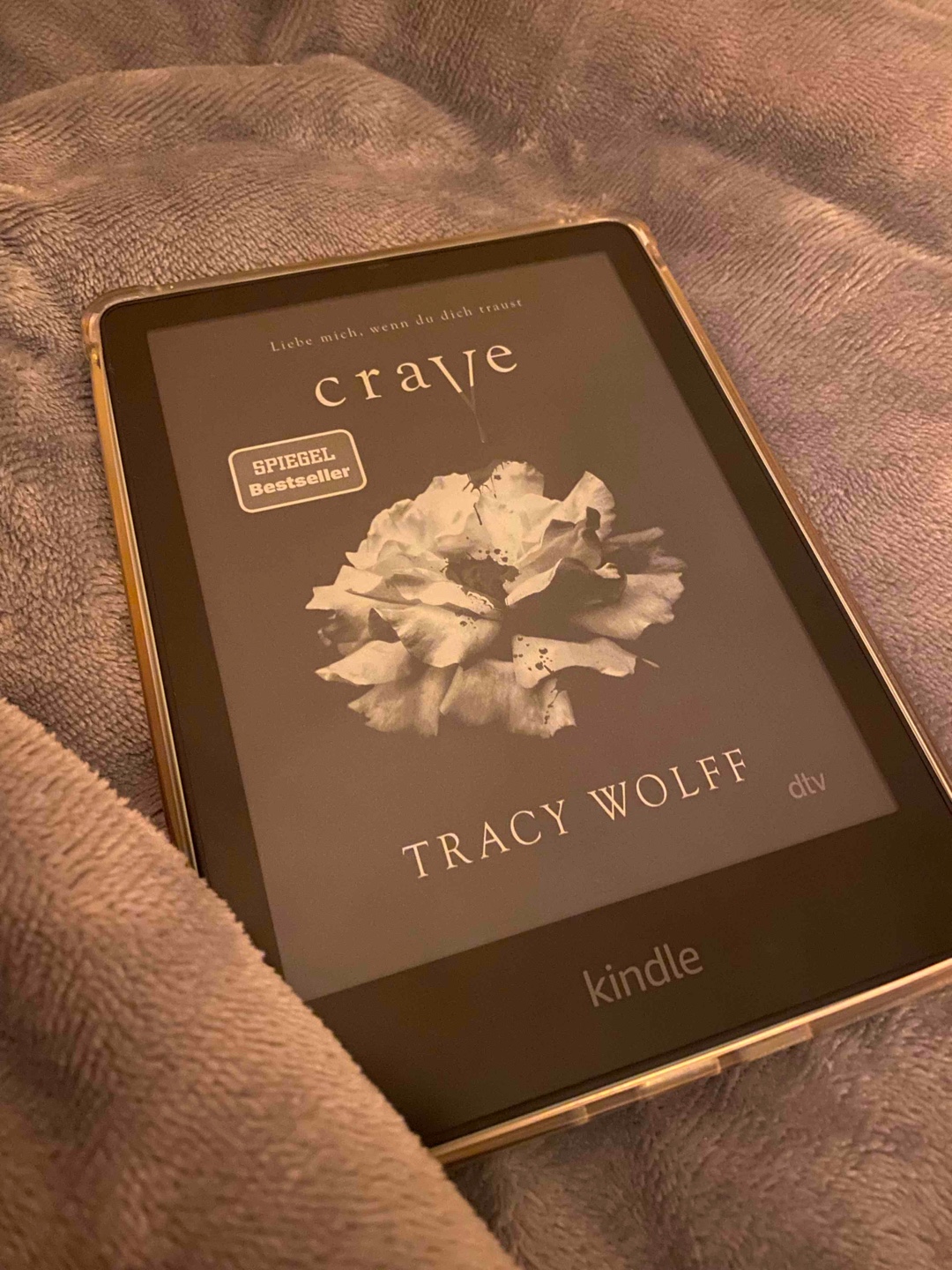 Ich hatte dieses Buch bestimmt 2 Jahre lang auf meiner Wunschliste, aber habe immer nur negative Rezensionen gelesen und wollte nicht enttäuscht werden. Ich meine Vampire, Drachen und Hexen in einem Buch? Das kann doch eigentlich nur genial sein… Naja bis ca. 60% ist absolut gar nichts passiert, dann ging es langsam los und so bei kurz vor 80% ist plötzlich alles aufeinmal passiert und alles ganz durcheinander. Ich hatte mir leider viel mehr erhofft und werde diese Reihe nicht weiter lesen. 