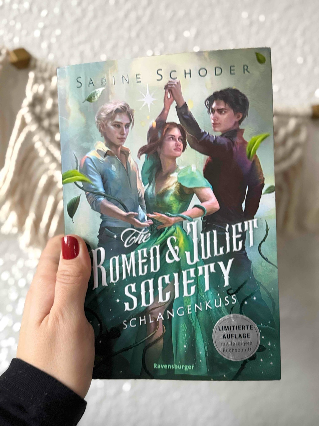 Der zweite Band der „Romeo & Julia Society“ macht genau da weiter, wo der erste aufgehört hat und bleibt genauso spannend! Joy kommt den Geheimnissen um ihre Familie, der Akademie und dem Fluch immer näher und es gibt einige überraschende Wendungen.
Gut gefallen hat mir, dass Cut als Charakter viel mehr Tiefe bekommt. Man lernt ihn von einer ganz neuen Seite kennen, was die Geschichte noch interessanter macht. Auch der Einblick in das Haus der Montagues bringt spannende neue Details. Der Schreibstil ist wieder flüssig und fesselnd, sodass man direkt wieder in die Welt eintauchen kann. Insgesamt ein richtig gelungener zweiter Band.