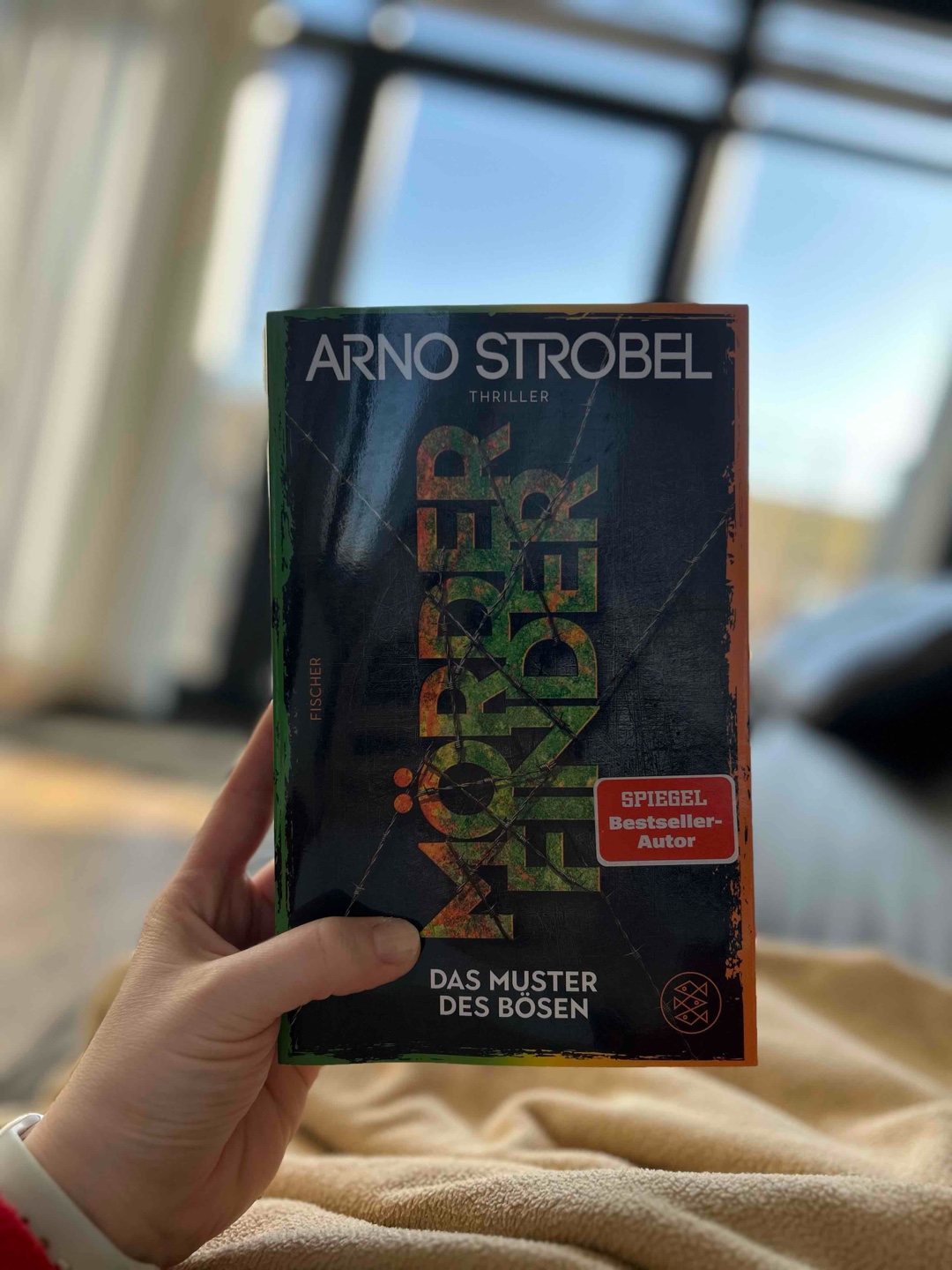 >> Im Gegensatz zum Gehirn meldet sich der Magen, wenn er leer ist.<<
Solider 5. Teil der Mörderfinder-Reihe 😎
Große Überraschungen und Plots gibts hier nicht (zumindest nicht als Vielleser von Thrillern/Psychothriller), fand es aber trotzdem unterhaltsam und zügig zu lesen. Finde es gut, das die Story dann auch nicht künstlich in die Länge gezogen wird, ~360 Seiten sind hier eine gute Länge.
Bin zufrieden und könnte mir noch weitere Teile vorstellen zu lesen ☺️