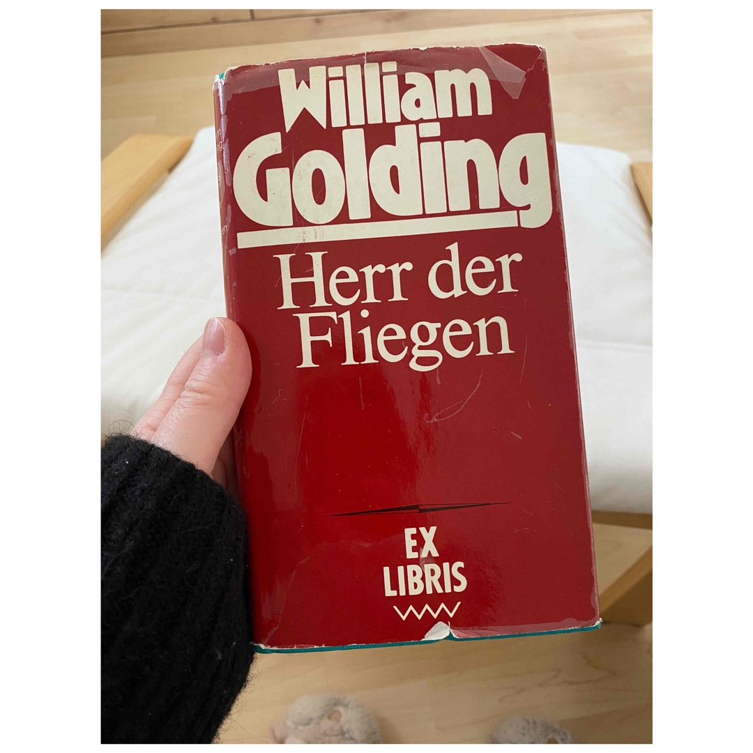 Ein Haufen Kinder stranden auf einer einsamen Insel