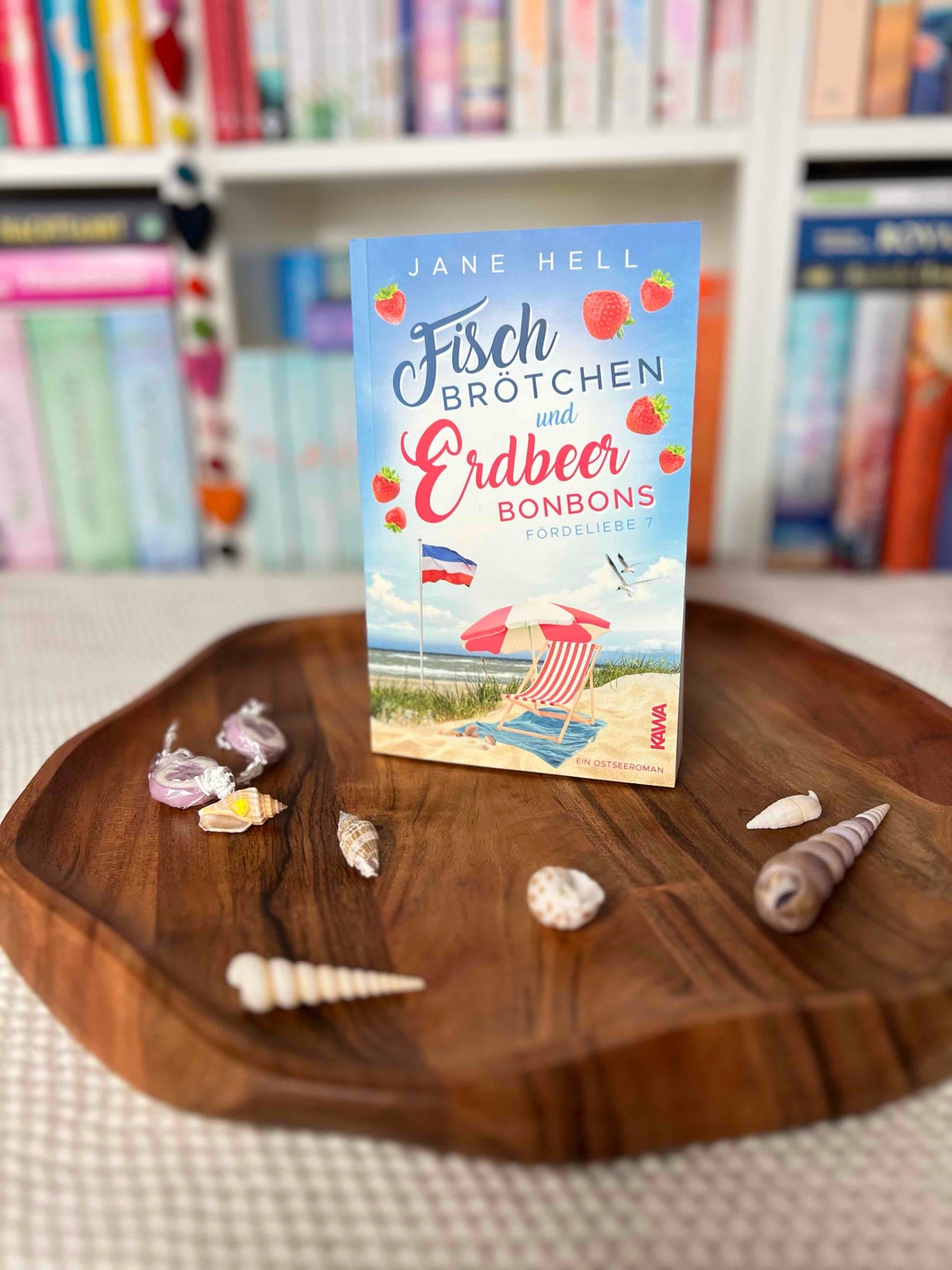 Ein Wohlfühlroman voller Ostseezauber und zweiter Chancen.
Perfekt für alle, die Romantik und Küstenflair lieben. Ich konnte das Buch kaum aus der Hand legen und vergebe fünf Erdbeerbonbons für dieses wunderbare Lesevergnügen!