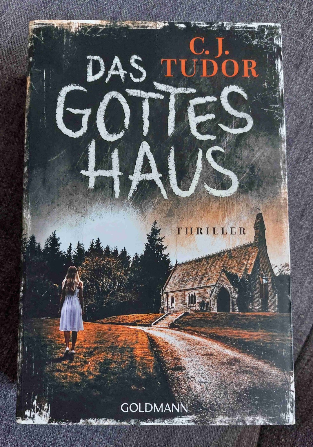 Spannender Thriller über viele Geheimnisse un unerwarteten Wendungen in einem englischen Dorf......