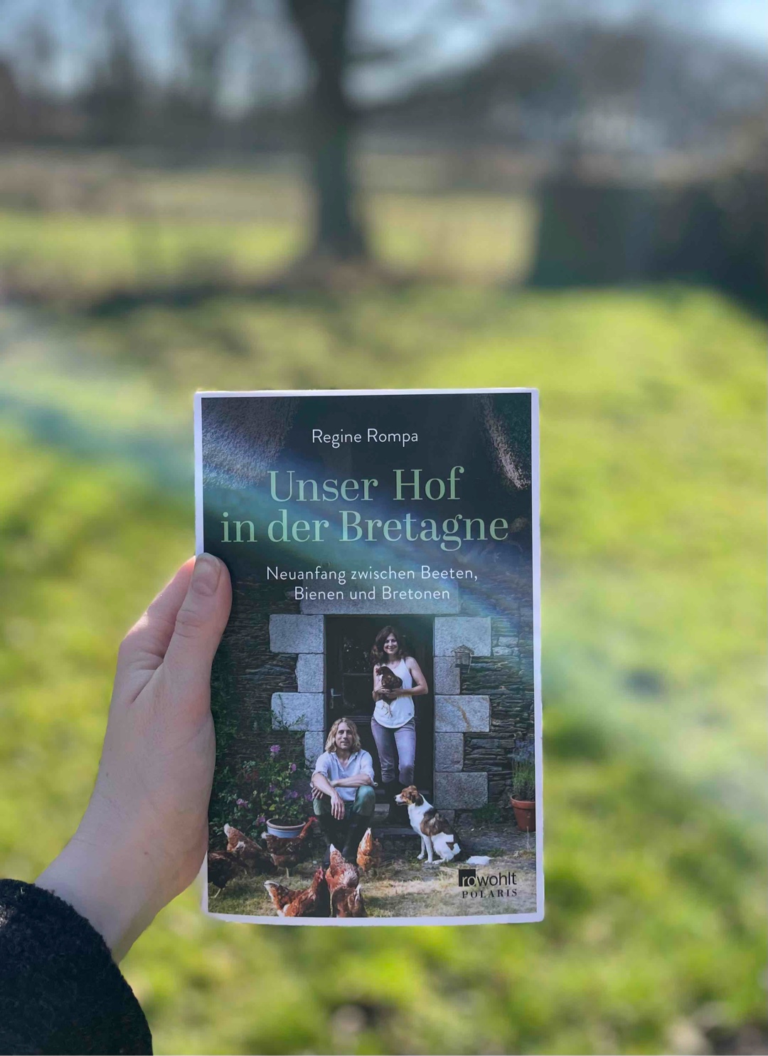 So eine schöne Geschichte! Regine und Anton verlassen ihren geregelten Alltag in Berlin und beginnen ein neues, selbstbestimmtes Leben in der Bretagne (mitten im Nirgendwo). Das Buch war sowohl unterhaltsam und lustig, wie auch sehr tiefgründig. Man bekommt nochmal einen anderen Blickwinkel auf unser „normales Leben“. Darüber hinaus war es auch sehr Informativ in Sachen Selbstversorger. Aber Achtung: Das Buch macht unheimliche Lust darauf ebenfalls ein Aussteiger-Leben zu leben 😉