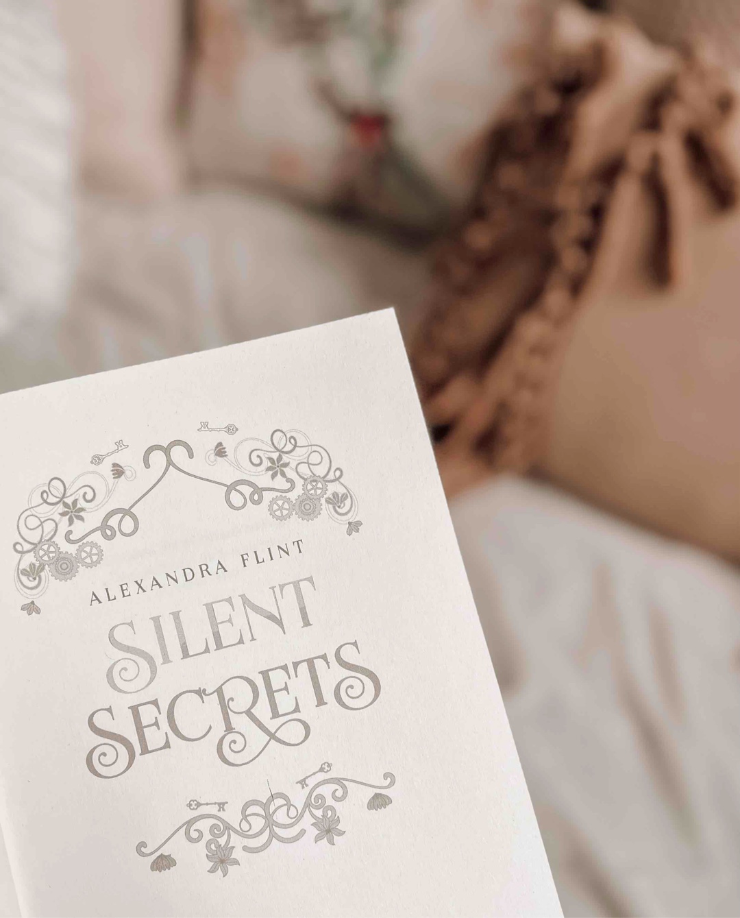 Silent Secrets ist ein wundervolles und spannendes Buch, welches uns in die zauberhafte Welt der Mondia, der Weltenbibliothek, führt.