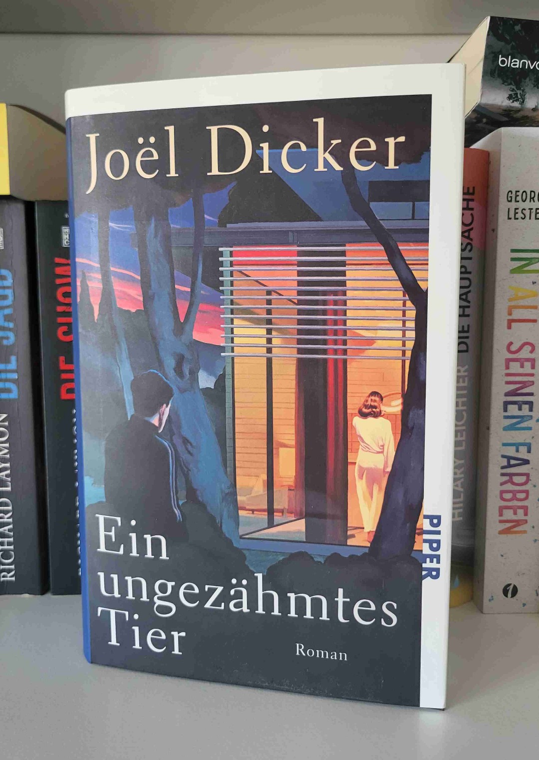 🐆🐆🐆🐆🐆🐆🐆🐆🐆🐆🐆🐆🐆🐆🐆🐆
Joel Dicker ist wahrlich ein Meister seines Fachs. Diese Mischung aus Kammerspiel, Krimi und Intrige, die vielen Wendungen und seine unvergleichliche Art zwischen den Szenen zu wechseln, packt mich jedes Mal. Ich habe das Buch bis zum Schluss gefeiert und kann es nur jedem empfehlen.
🐆🐆🐆🐆🐆🐆🐆🐆🐆🐆🐆🐆🐆🐆🐆🐆