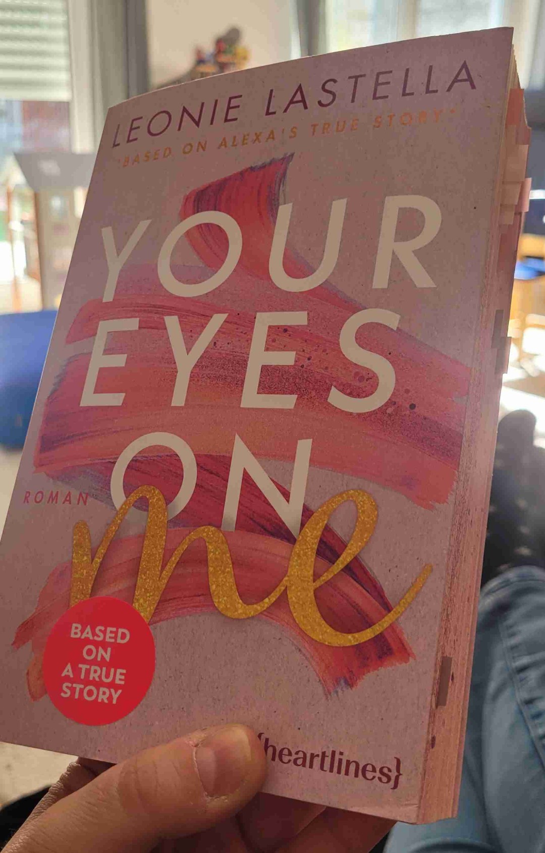 Ein tolles Buch, sehr wichtige Botschaften und Themen in einer tollen und modernen Geschichte verpackt.
Allerdings wollte ich nicht nur einmal die Protagonisten anschreien und schütteln, da ich die Reaktionen nicht nachvollziehen konnte...
Mit den vielen aussagekräftigen Zitaten ein insgesamt tolles und weiterempfehlenswertes Buch!