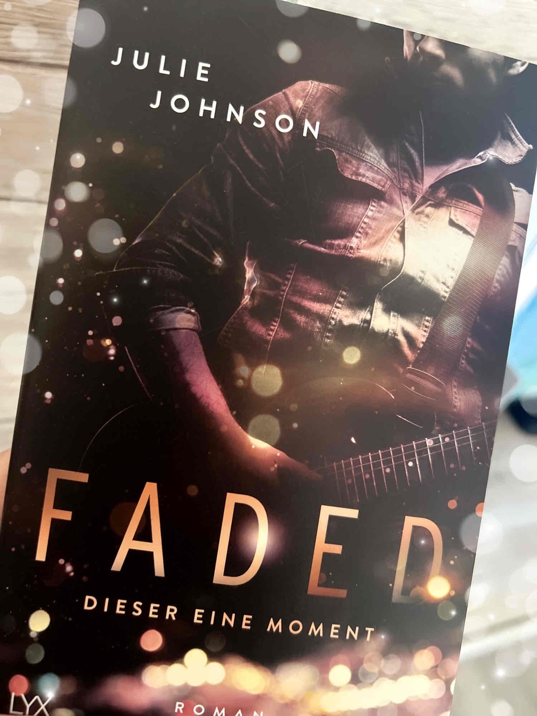 Omg ... mein armes Herz ich habe mehr geweint als sonnst was ... geweint weils süß war und geweint weils weh getan hat 🥺 morgen muss ich direkt weiter lesen ich kann das nicht so stehn lassen wie es jetzt ist