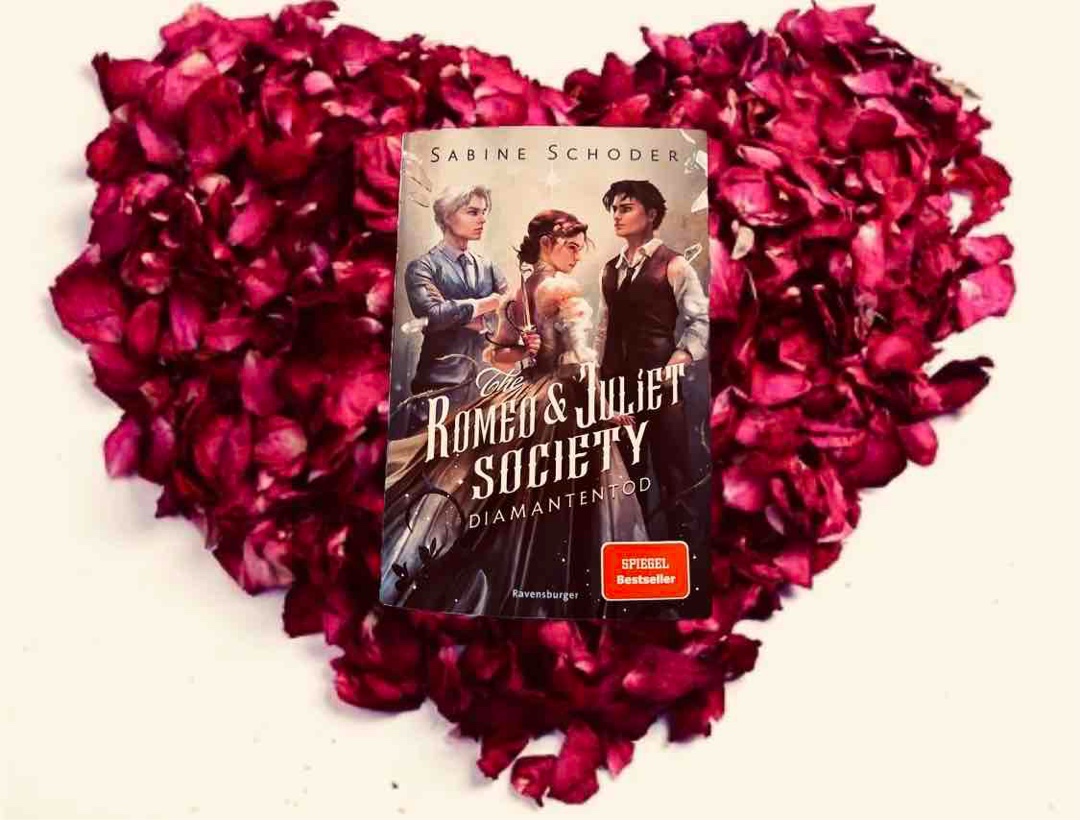 🎭Romeo & Julia endeten einst als tragisches Liebespaar - alle 17 Jahre muss seitdem ein Liebespaar sterben…
Ein großes Lesehighlight für alle Urban Fantasy und Romantasy Fans! 😍🥰