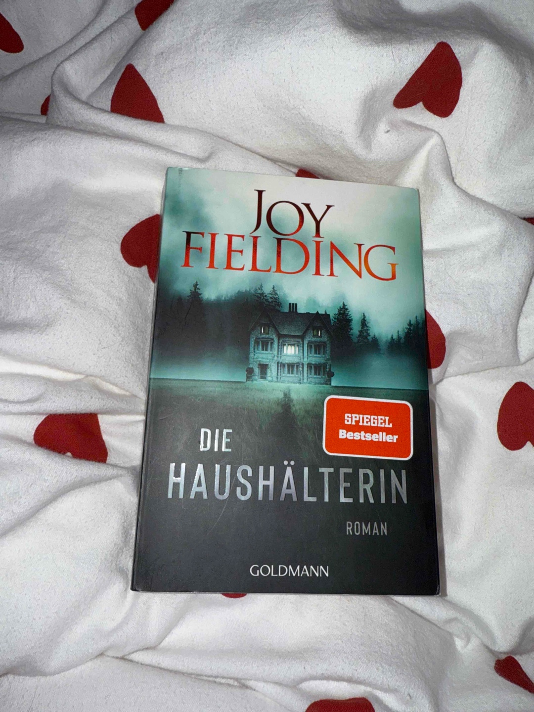 Der Schreibstil hat mir super gefallen & dadurch war das Buch kurzweilig. Die story kam irgendwie nicht wirklich in Fahrt, das Ende war dennoch gut obwohl man es vorausahnen konnte. 🏡🧑‍🧑‍🧒‍🧒⚰️