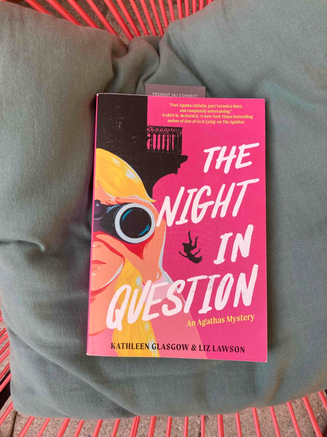 Second part of “The Agatha’s”: Same characters, a new and an old crime to solve while dealing with teenage problems. This one contains some lengths, but has the same atmosphere and suspense like the first. And it’s great following Alice and Iris on their detective work risking their own freedom and integrity!
