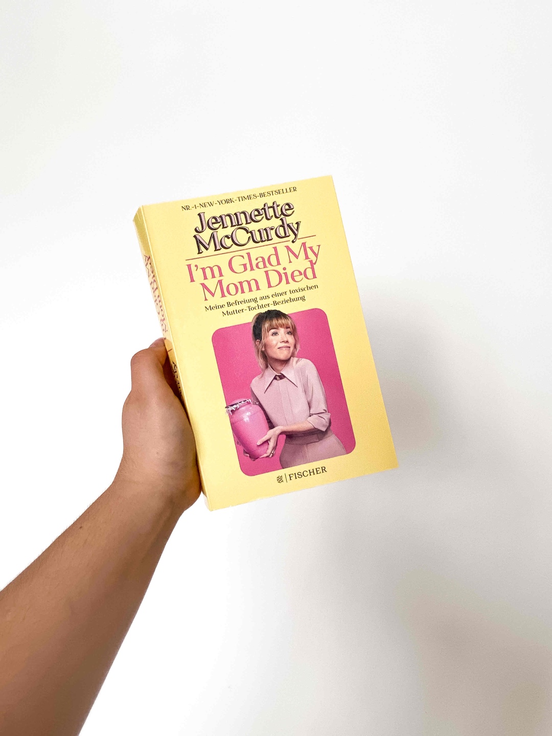 Ich bin mit Jennette McCurdy als Sam in iCarly aufgewachsen, und es war für mich sehr bewegend, jetzt zu lesen, wie es ihr während der Dreharbeiten erging – während wir Kinder und Jugendlichen vor den Bildschirmen sassen und gekichert haben. Es hat mein Herz ein Stück weit zerrissen.