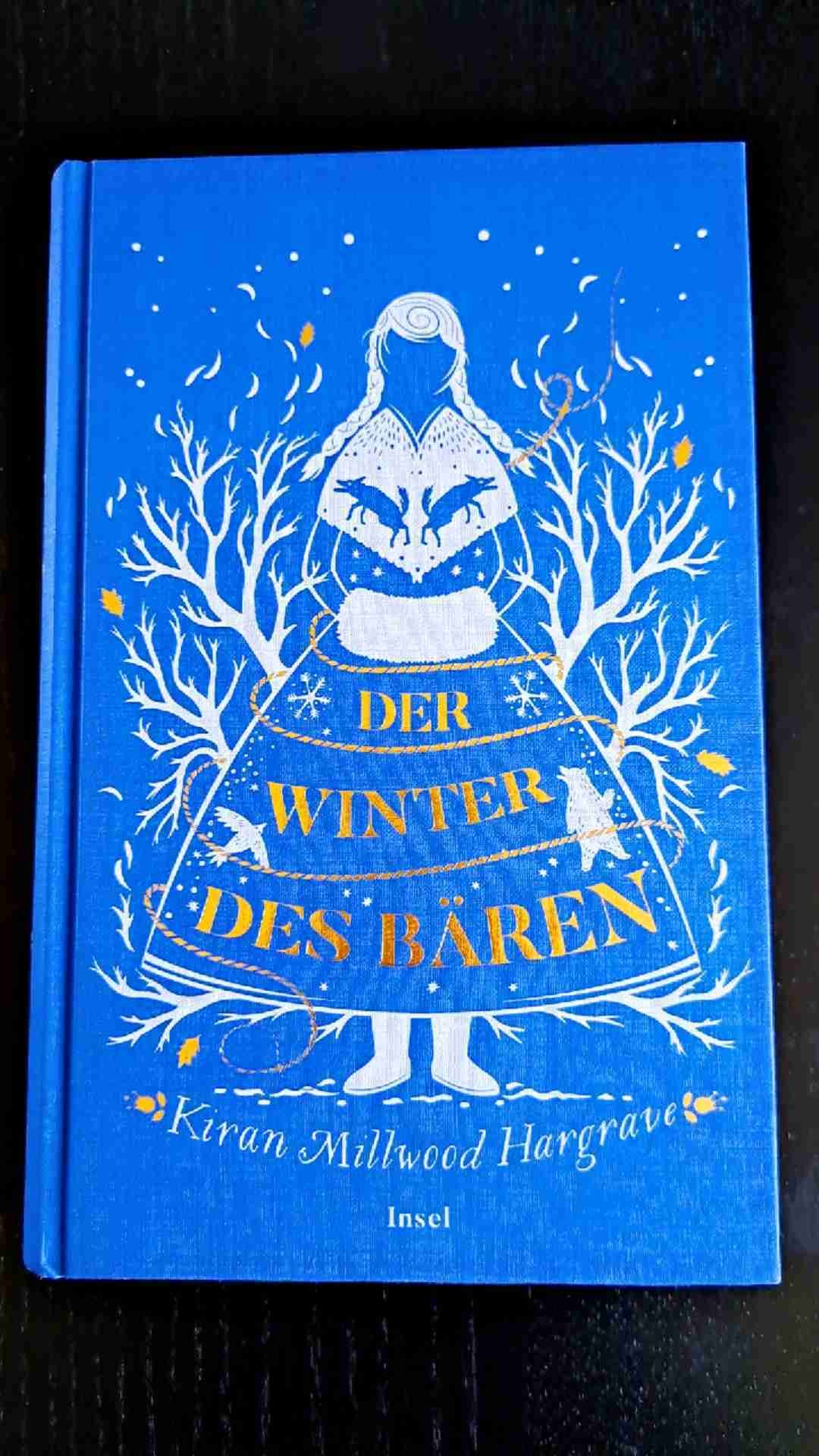Ein bezauberndes Wintermärchen 😍
Im Vordergrund steht die Familie, Freundschaft, Hoffnung un ein hauch Magie 🥰
Es wurde eine winterliche, märchenhafte Welt mit tollen Protagonisten und ihren jeweiligen Charaktere geschaffen 🥰
Liebe dieses Buch und die Geschichte dazu 😍
