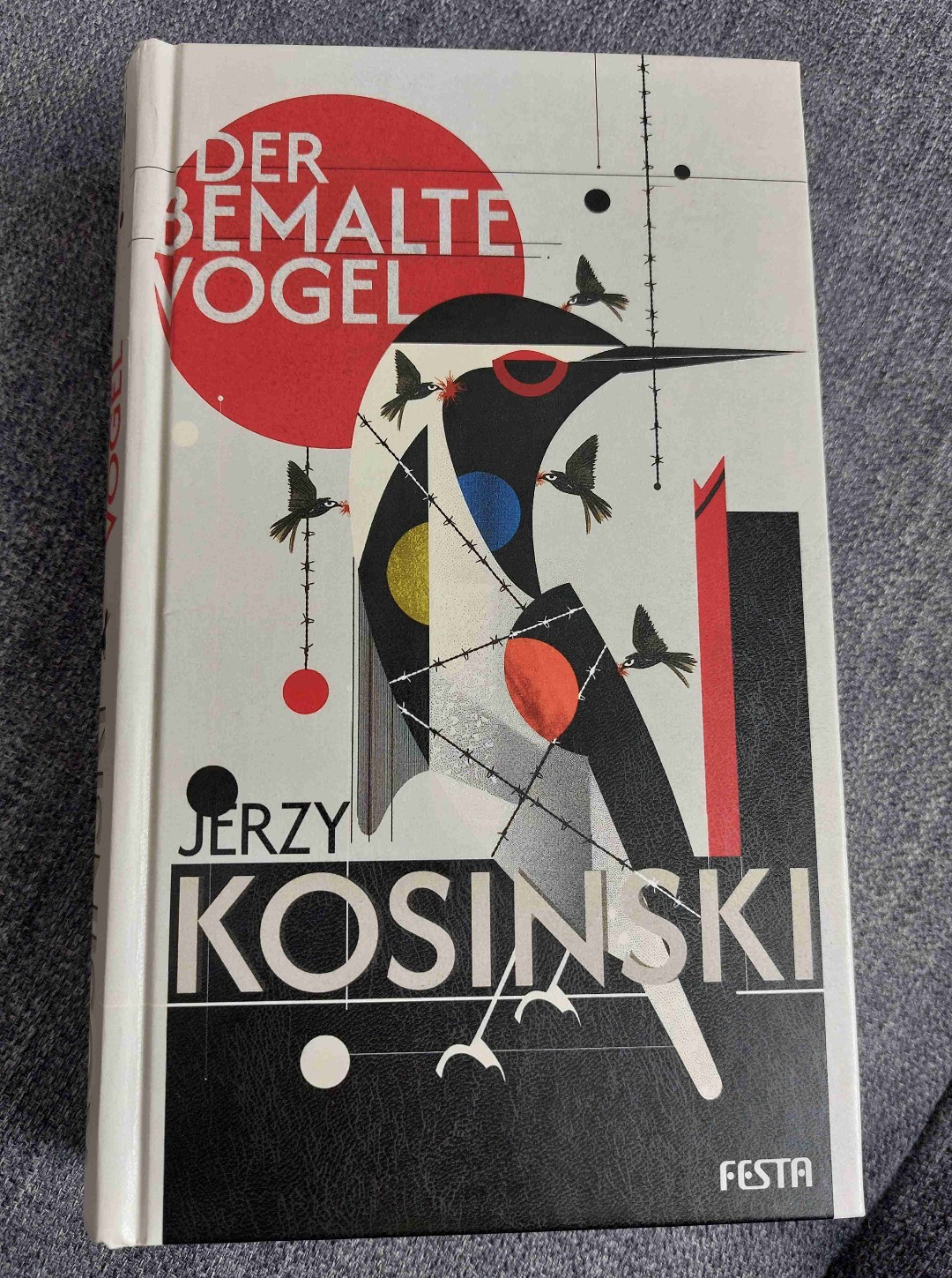Grausam, echt, erschreckend....der Autor schildert das Triebhafte und Abgründige im Menschen, aber auch die tiefste Vereinsamung des Daseins während des Zweiten Weltkrieges. 