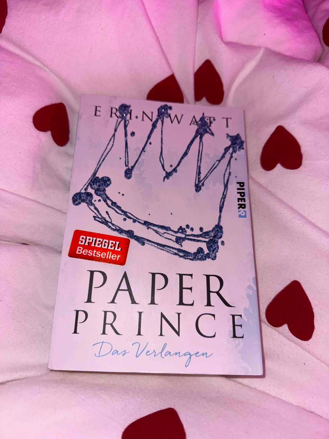 Auch dieser Band der Paper-Reihe hat mir sehr gut gefallen. Zeitweise war das Buch etwas langwierig, weil nicht viel Neues passiert ist. Der Schreibstil hat es mir aber trotzdem leicht gemacht und so hab ich das Buch innerhalb eines Tages lesen müssen. Das Ende war super überraschend und das Buch wurde durch die letzten Kapitel echt spannend. Der Cliffhanger bringt mich dazu jetzt doch direkt den 3. Teil zu lesen, statt eines anderen Buches. 💸🫶🏼🥷