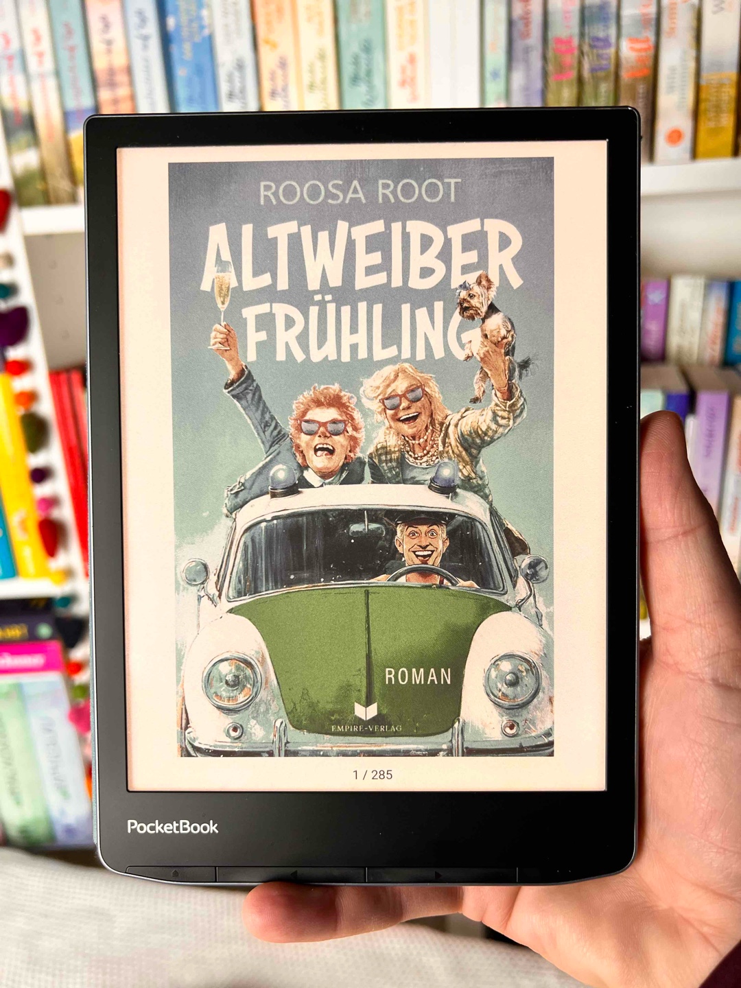 Ein spritzig, turbulenter und herzerwärmender Roman über das Älterwerden, zweite Chancen und die Kraft der Freundschaft. Und die Erkenntnis, dass das Leben auch mit 65 noch voller Überraschungen steckt. Ich habe Tränen gelacht und mitgefiebert. Roosa Root bringt einen mit „Altweiber Frühling“ nicht nur zum Lachen, sondern auch zum Nachdenken. Absolute Leseempfehlung!