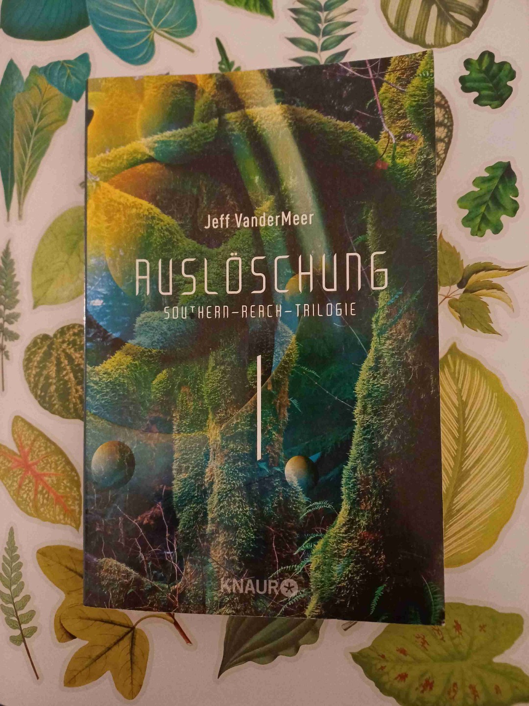 Ungewöhnlich, spannend und auf seine ganz eigene Art unheimlich. Ich werde die anderen Bände wohl auch noch lesen.