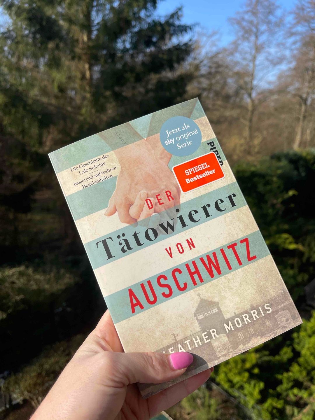*Gegen das Vergessen*

Was ein bewegendes Buch an der einen oder anderen Stelle hatte ich echt mit den Tränen zu kämpfen!

Trotz der schrecklichen Umstände und Zeiten hatte eins immer Bestand Glaube, Hoffnung und Liebe ! 
