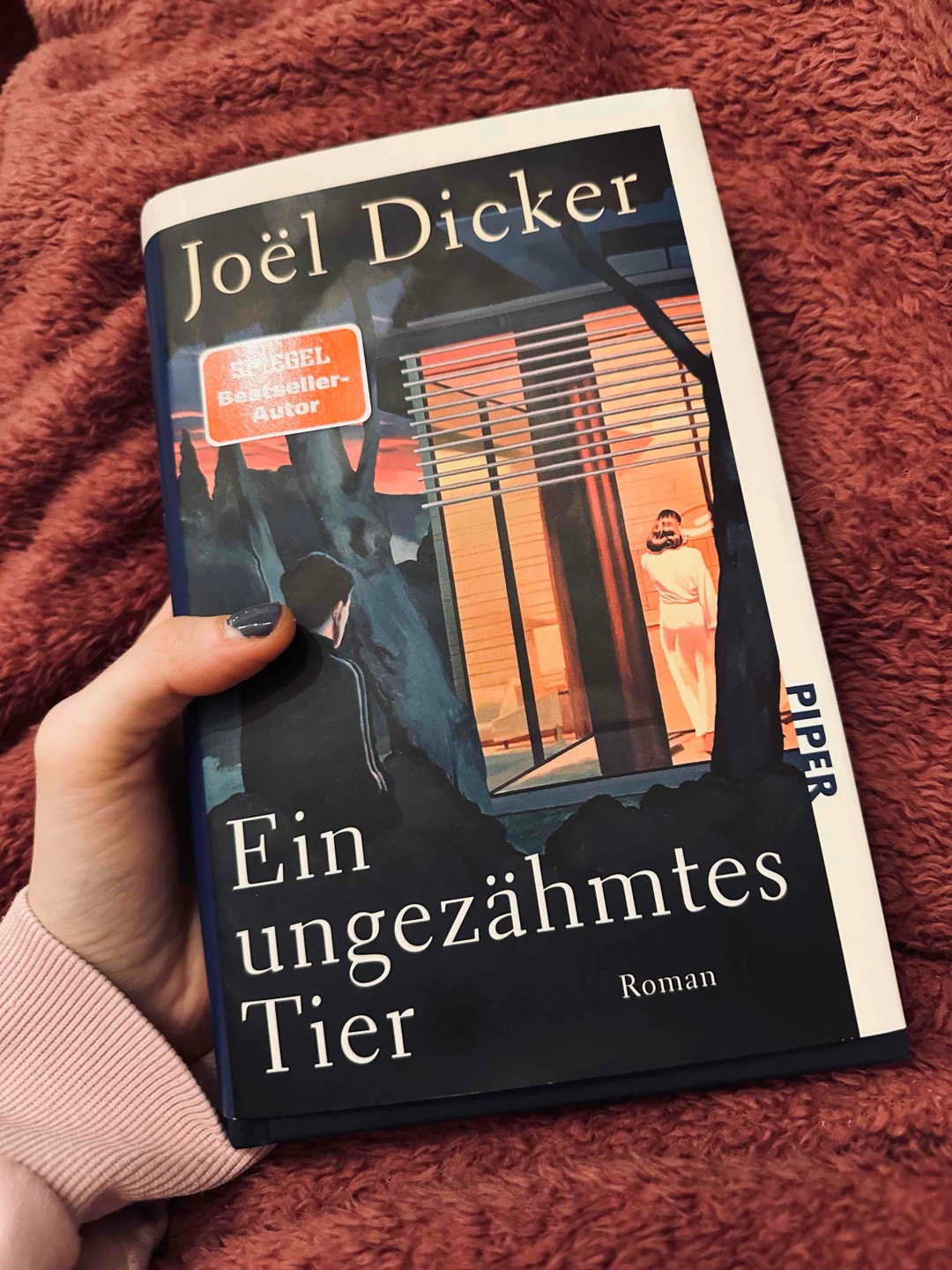 Was war das?! Absolut GENIAL. Mir fehlen die Worte. Ich dachte mir: “dieses Mal kriegt er mich nicht und ich sehe die unvorhersehbaren Wendungen voraus”, aber wie das eben mit unvorhersehbaren Wendungen ist - man sieht sie nicht kommen und HOLY SHIT wiiiiie gut war das?! Eine absolut spannende Geschichte mit zahlreichen plot twists, die einem das Hirn beinahe durchbrennen lassen 🤪 hab jedes Wort geliebt!