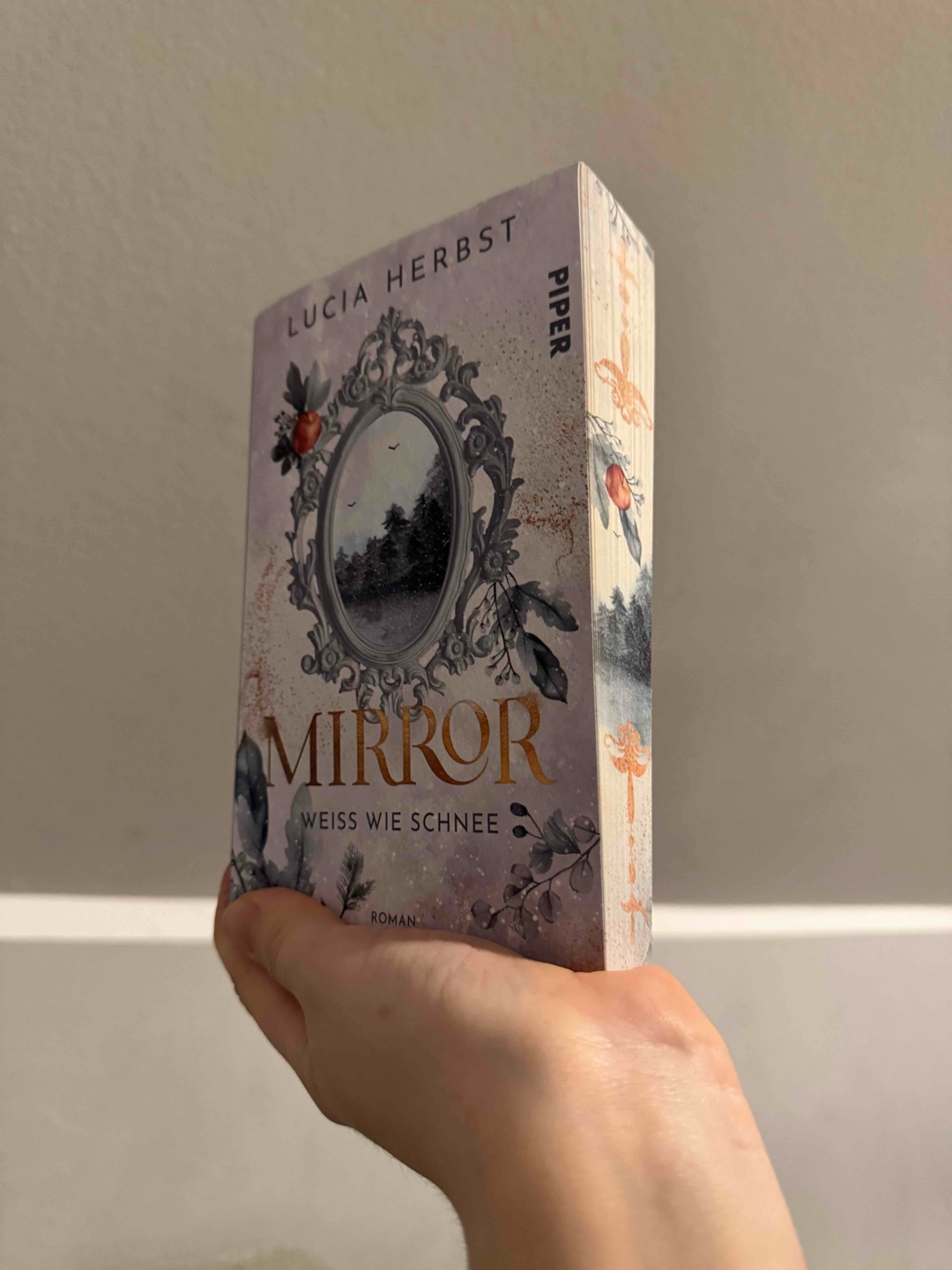 Von außen ein wunderschönes Buch. Inhaltlich schwächelt es leider 