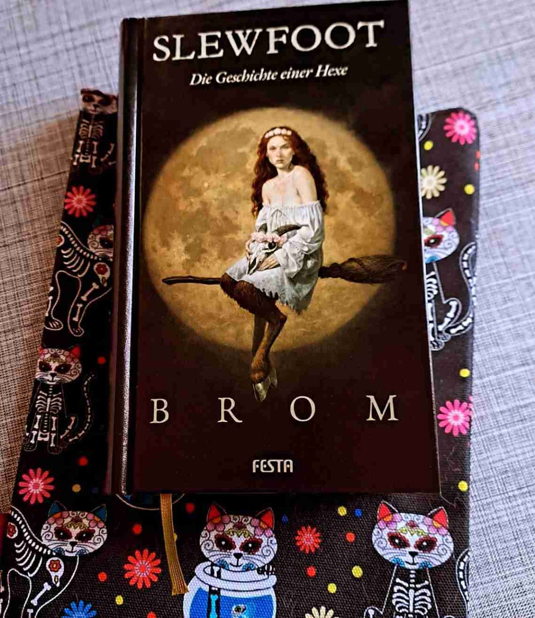 Oh ich wusste, dass Brom mich nicht enttäuscht!!!
Es war typisch für ihn, sehr dark, aber mit tollen Figuren. Das Setting im 17. Jahrhundert ist klasse, man ist gleich da, fühlt die Nöte von Abitha und ist entsetzt über den Fanatismus der Puritaner. Und nicht zu vergessen die Hexenverfolgung...
Neben tollen, mystischen Fantasy-Vibes gibt's eben auch viel ganz reales, was einen tief in die Story mitnimmt.
Abitha hat auf alle Fälle einen festen Platz in meinem Herzen ❤️