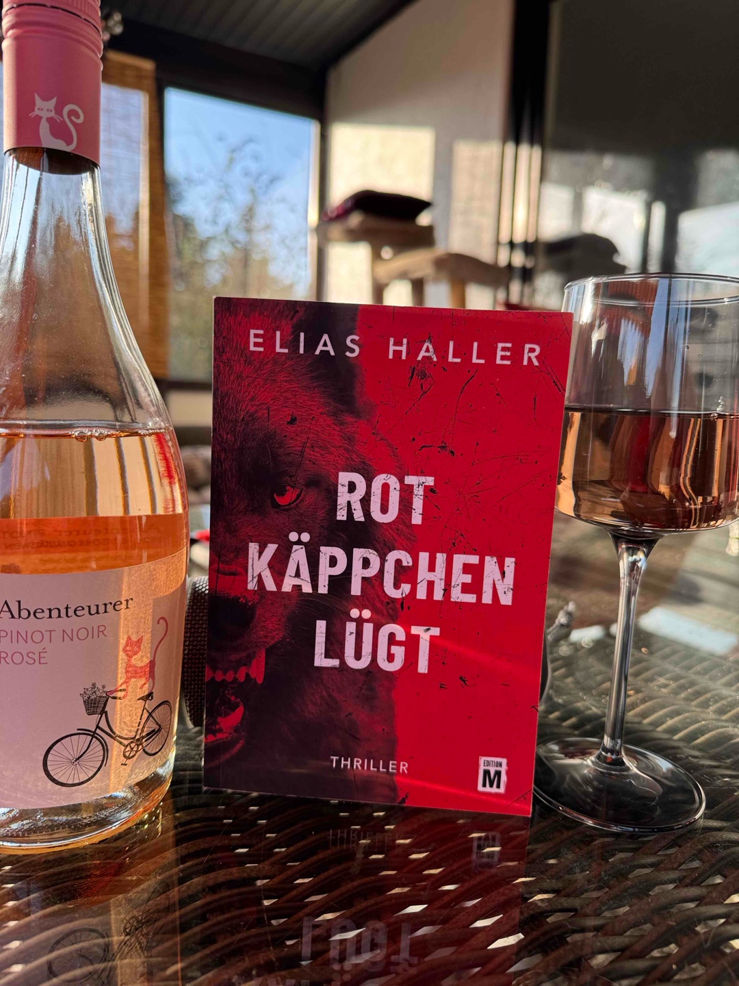 Brutal und eingängig - von mir gibt es auf jeden Fall eine Leseempfehlung! ⭐️⭐️⭐️⭐️