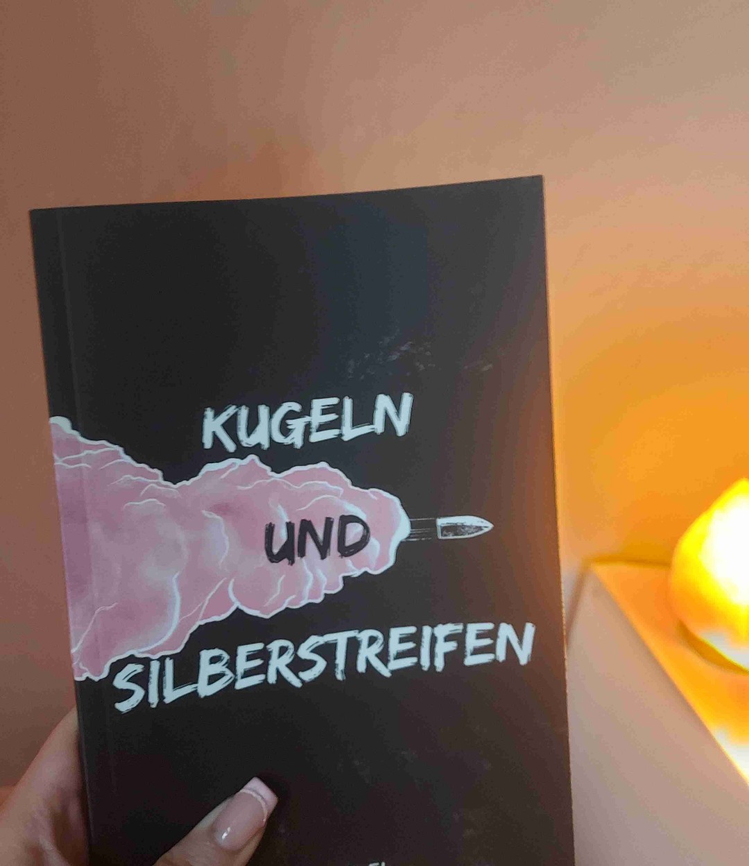 Zum Nachdenken!
Woww mansche Zitate haben mich wirklich so berührt und bei anderen musste ich einfach nur nachdenken ✨️
Ich habe mir auch einige Zitate markiert und meine Gedanken aufgeschrieben.🩷
Dieses Buch hebe ich mir aufjedenfall auf und wen es mir mal nicht so gut ist lese ich mir einfach die Zitate durch.🌟
Hier ein kleines Zitat aus dem Buch: "Sei die Rose,die niemals verwelkt,selbst wenn die Welt vergessen hat,sie zu gießen".🌹
Wieso nur 4 Sterne weil es ist ein buch mit Zitate und ich finde das ist den anderen Büchern wie z.b einem Roman fair trotzdem sehr tolles Buch.🩷✨️