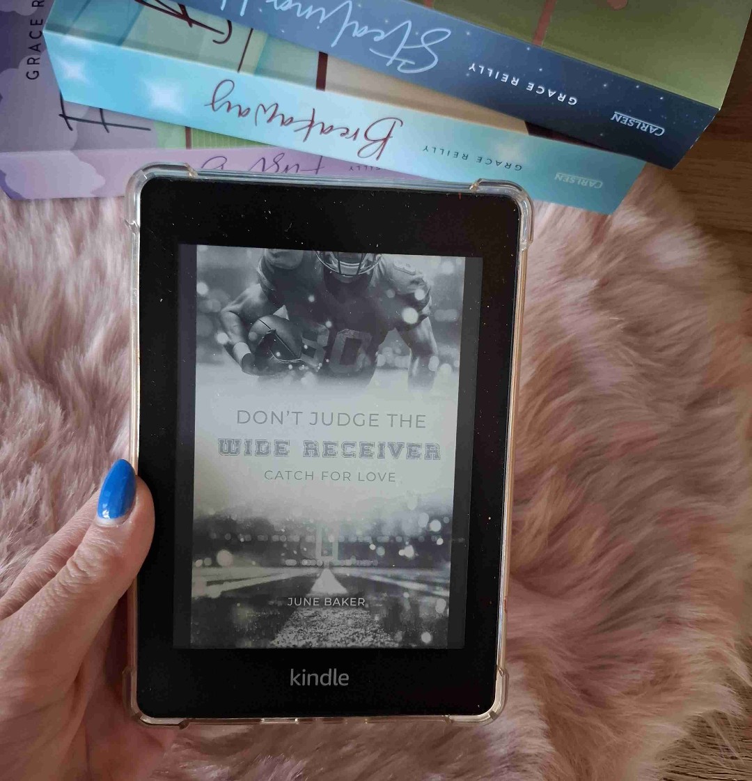 Ich fand die ersten Teile der Bears-Reihe schon super.
Und hatte mich mega gefreut als ich Teil 4 vor den Release lesen durfte .
Und ich wurde nicht enttäuscht. Habe die beiden Hauptprotagonisten so geliebt und für mich war es von moment eins ein Traumpaar.
Eine gelungene Reihe und auch der Schreibstil war Traumhaft, es ließ sich durch den tollen Schreibstil so schön lesen.
Wer also Football Romance liebt hat genau hier absoluten tollen Lesestoff .🏈🫶🏻🏈