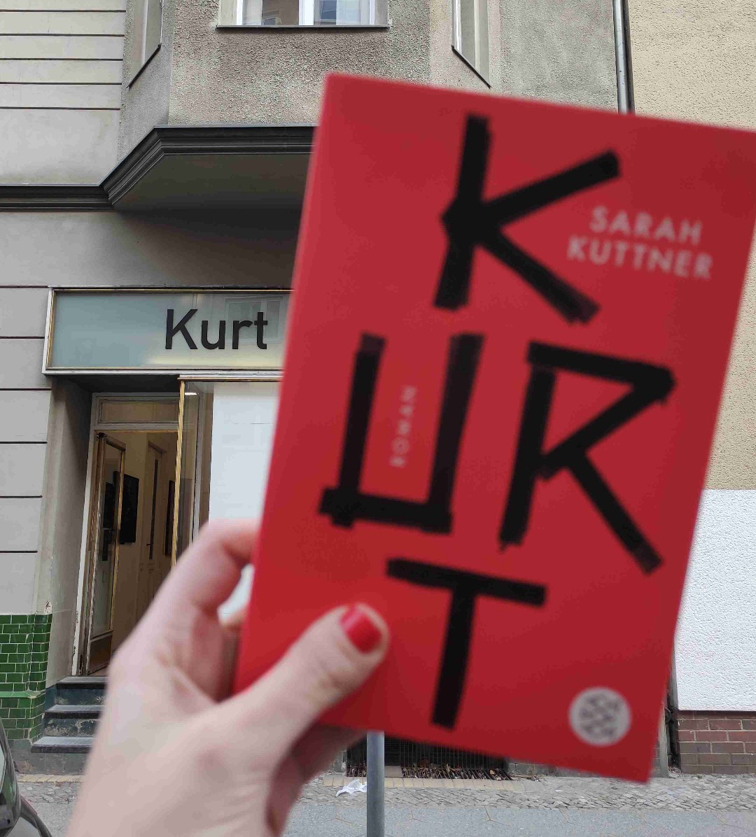 Brandenburg, ein tragischer Unfall und der schwierig-komplexe Umgang damit - erst schrecklich lähmend, verzweifelt, einsam; dann zaghaft hoffend, liebevoll, gemeinsam..
Wie wunderbar Sarah Kuttner den Seiltanz zwischen emotionaler Nahbarkeit und tröstlicher Flapsigkeit beherrscht. Nach jedem Absatz möchte ich ihr erneut die Hand schütteln, danke für diesen Roman!