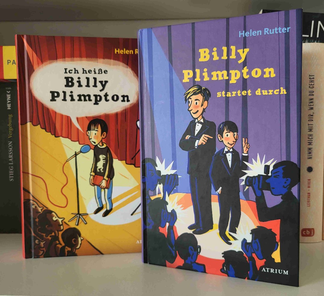 🤣🤣🤣🤣🤣🤣🤣🤣🤣🤣🤣🤣🤣🤣🤣🤣
Ein stotterte Junge, Billy, will Komiker werden. Dass das Schwierigkeiten mit sich bringt, ist schon nach dem ersten Band klar. Im zweiten Buch muss Billy aber noch weiter über sich hinaus wachsen und herausfinden, was wirklich wichtig ist im Leben. Herzerwärmend geschrieben. Eine überzeugende Fortsetzung.
🤣🤣🤣🤣🤣🤣🤣🤣🤣🤣🤣🤣🤣🤣🤣🤣