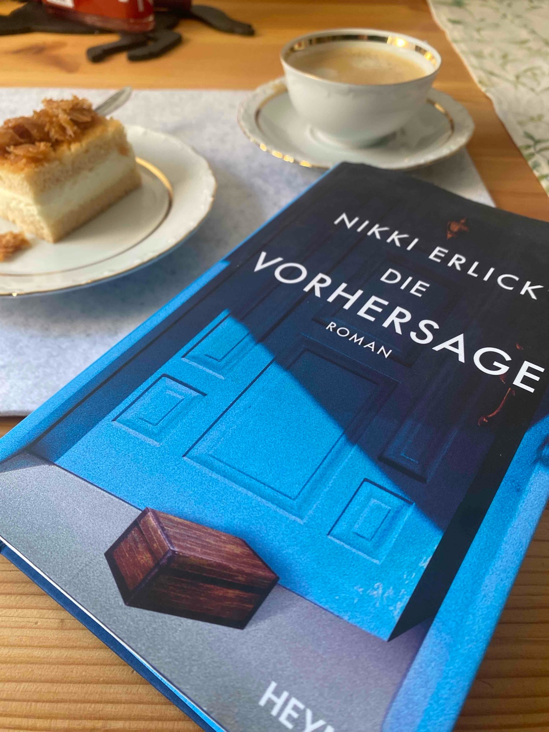 Tiefgründig und dennoch kurzweilig
Große Empfehlung!

Den halben Stern Abzug gibt es, weil mich die vielen, vielen Adjektive anfangs etwas aus der Geschichte gebracht haben.