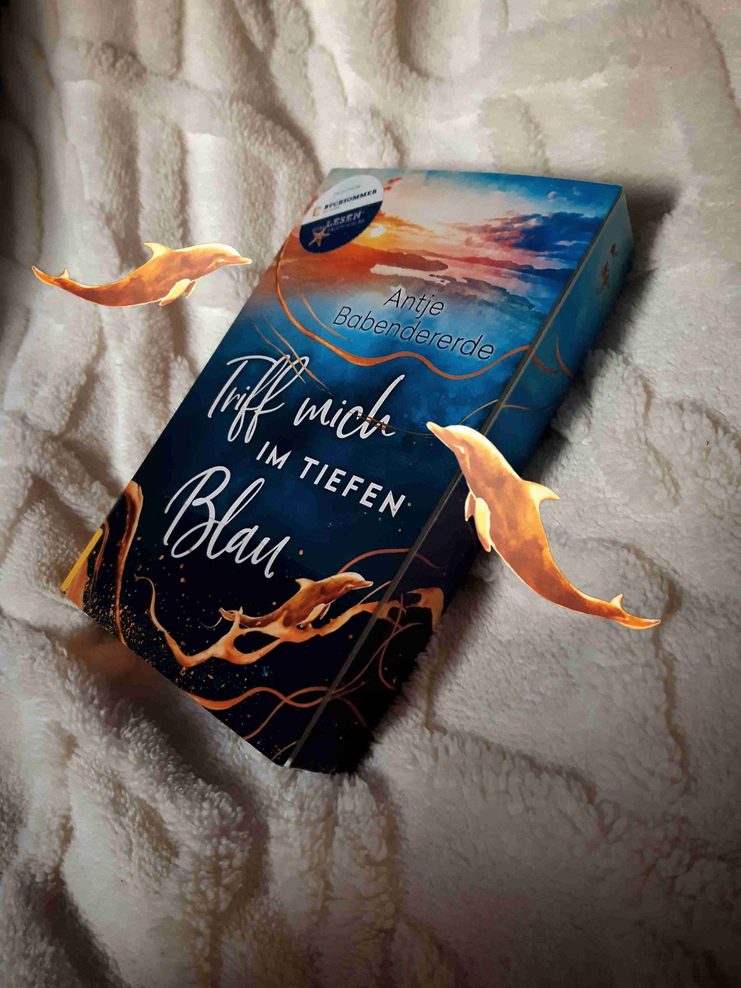 "Es liegt ein tiefes Blau zwischen mir und allem, was war. Aber es gibt Dinge im Leben, die kann man nicht einfach so hinter sich lassen🐬🥹."