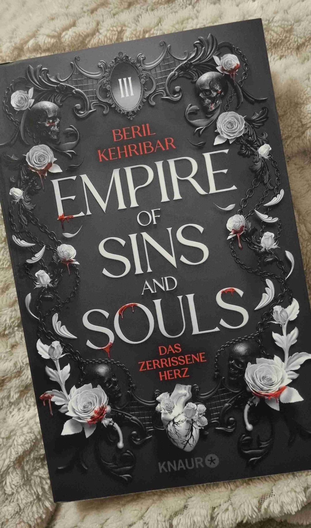 "Zwei Einsame, die zusammen nicht mehr einsam sind." ❤️
Das zerrisse Herz hat mich ebenfalls zerrissen.
Was für ein Ende. 🥹
Welch tolle Reihe! Ich liebe diese Trilogie!
Und Kas, wie toll kann man trotzallem sein?! ❤️
Mir fehlen die Worte ❤️