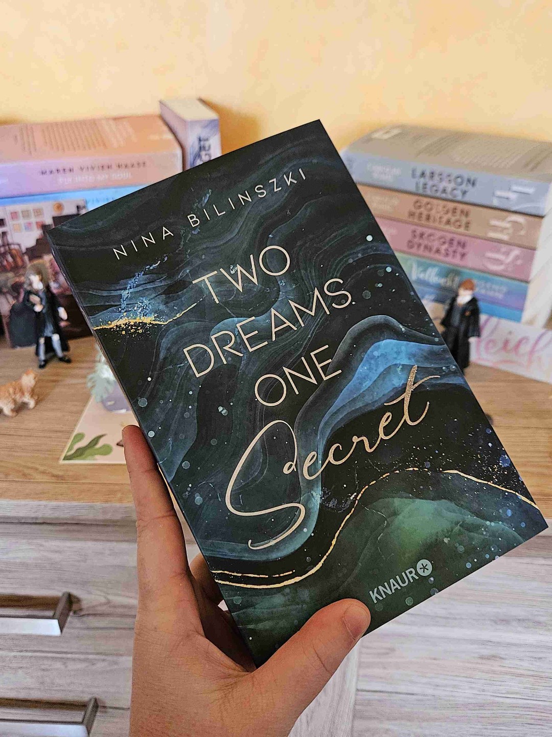 Und zack ist die Reise nach Glencoe vorbei...
Auch Two Dreams One Secret ist für mich ein absolutes Highlight geworden.
Kyleen mochte ich in Band 1 schon unglaublich gerne. Und Finn ist einfach wundervoll. Außerdem mochte ich es total gerne, dass man all die Personen aus dem ersten Band wiedergetroffen hat und auch die Orte keine unbekannten waren.
Ich hatte zwischendurch meine Vermutung und das Ende hat mich nicht komplett überraschen können, aber trotzdem hatte ich so nicht damit gerechnet.