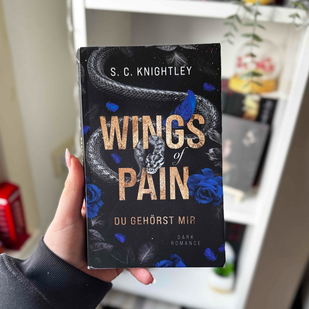 Wings of Pain konnte mich leider nicht überzeugen, da die Handlung und die unlogische Entwicklung der Protagonistin, die trotz anfänglicher Ablehnung schnell eine naive und unrealistische Anziehung zu mehreren Männern entwickelt, die Geschichte für mich unglaubwürdig machten.