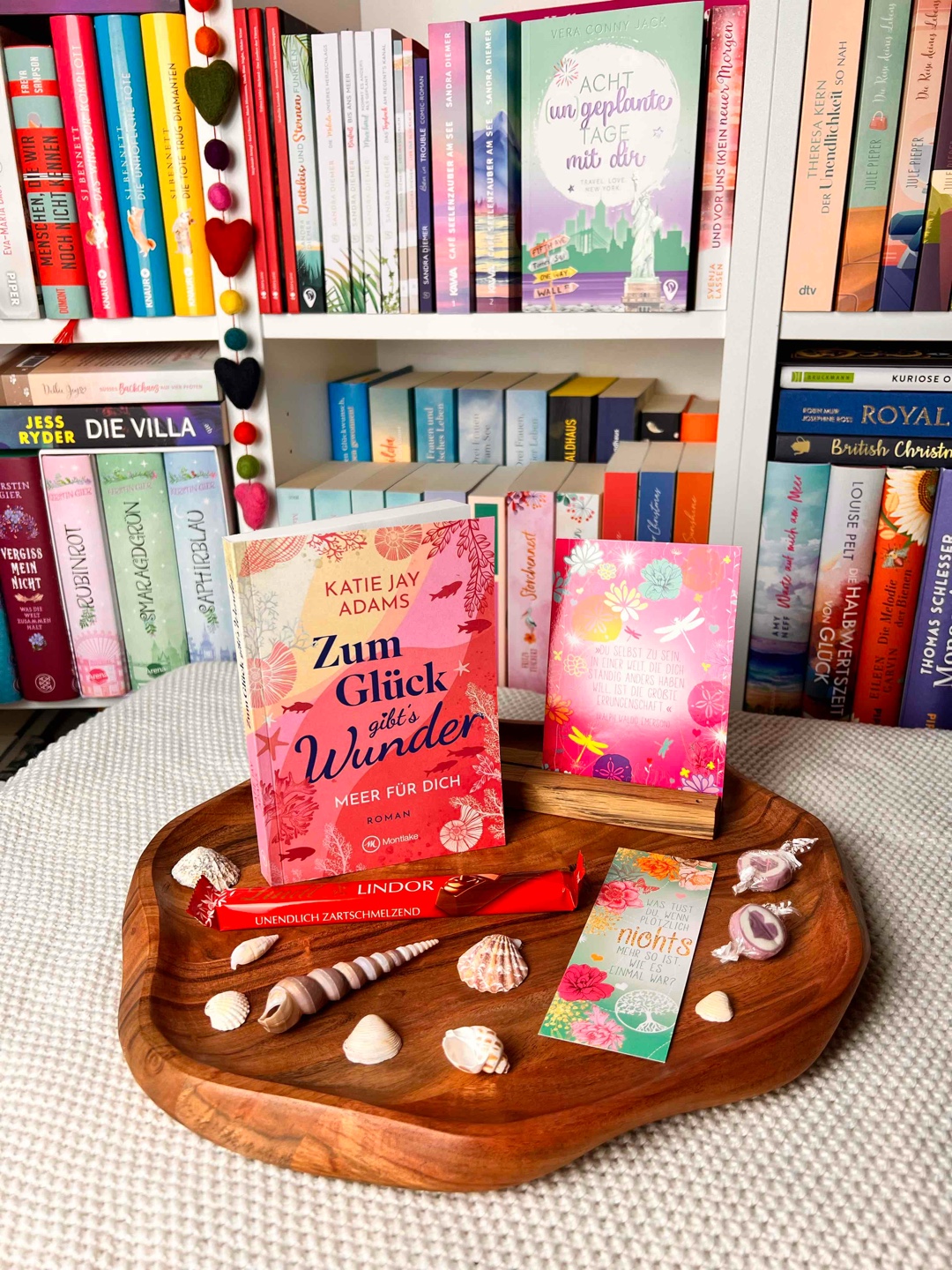 Ein wunderschöner Wohlfühlroman über Liebe, Heimat und die Frage, ob man seinem Herzen eine zweite Chance geben sollte. Mit viel Humor, tiefen Emotionen und einem tollen Ostsee-Setting sorgt Katie Jay Adams für eine herzerwärmende Lesezeit.