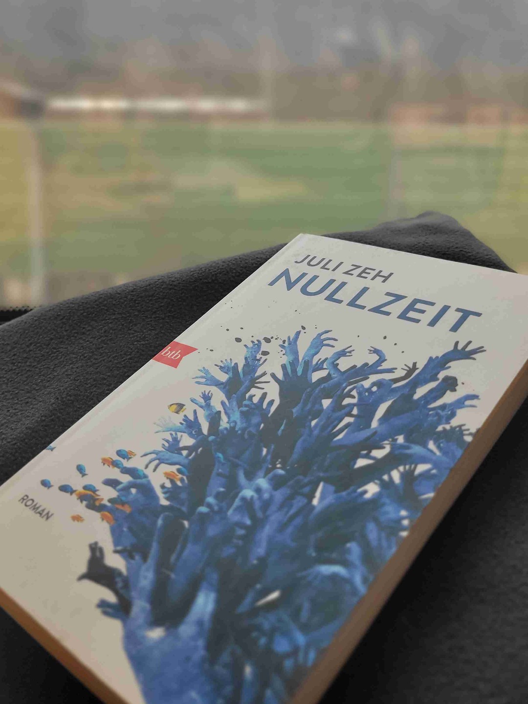 Die Story hat mich bis zum Ende hin gepackt - zeitweise beklemmend und psychologisch abgründig. Dieses Buch von Juli Zeh ließ mich in manchen Momenten atemlos sein, obwohl ich gar nicht ohne Sauerstoff unter Wasser war. Mega!