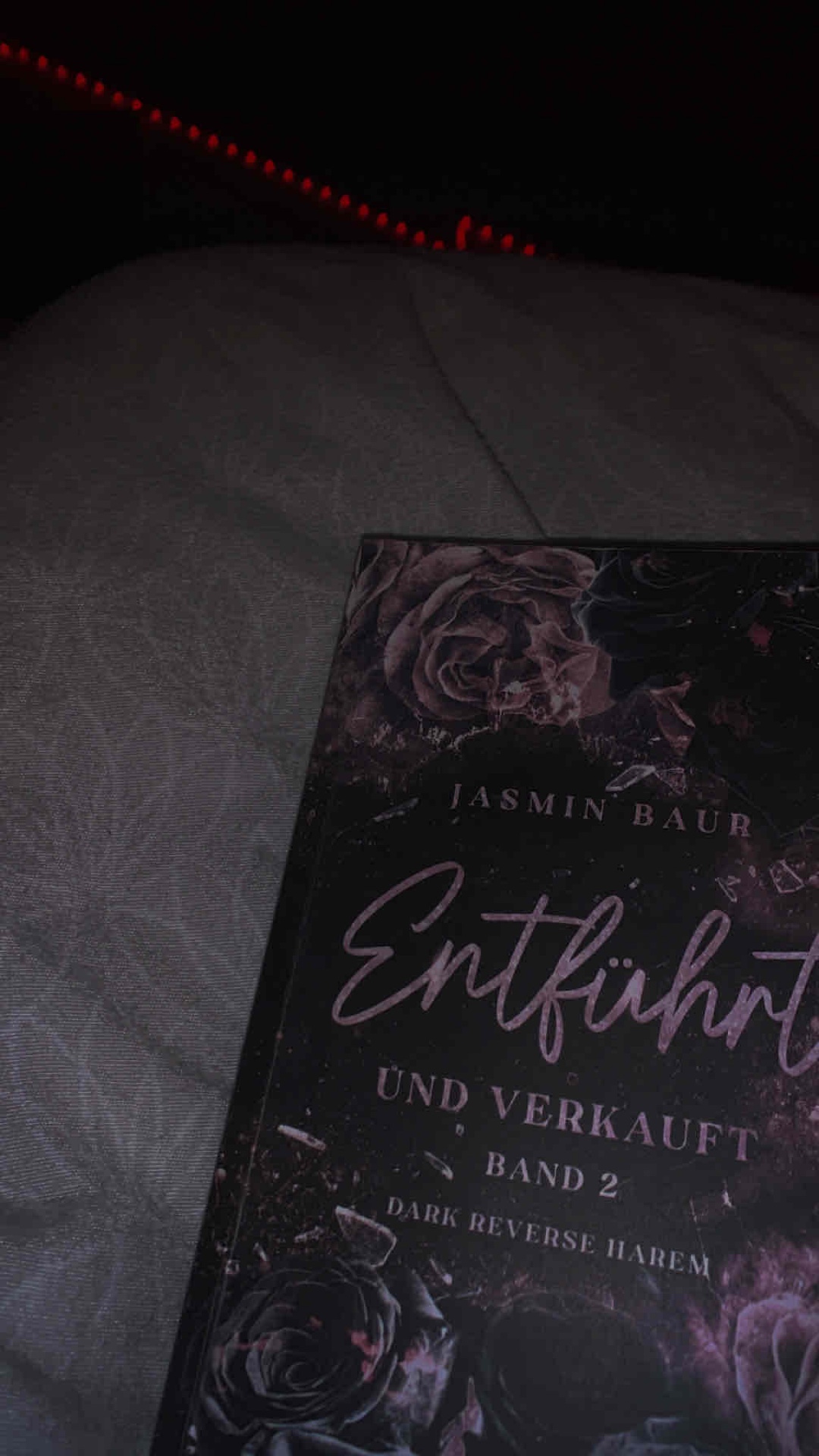 Ich kann dir nicht versprechen, dass das mit uns ein gutes Ende nimmt. Ich bin nicht in der Lage, so etwas wie Liebesgefühle zu Empfinden. Doch du bist die erste Freu, für die ich über Leichen gehen würde.