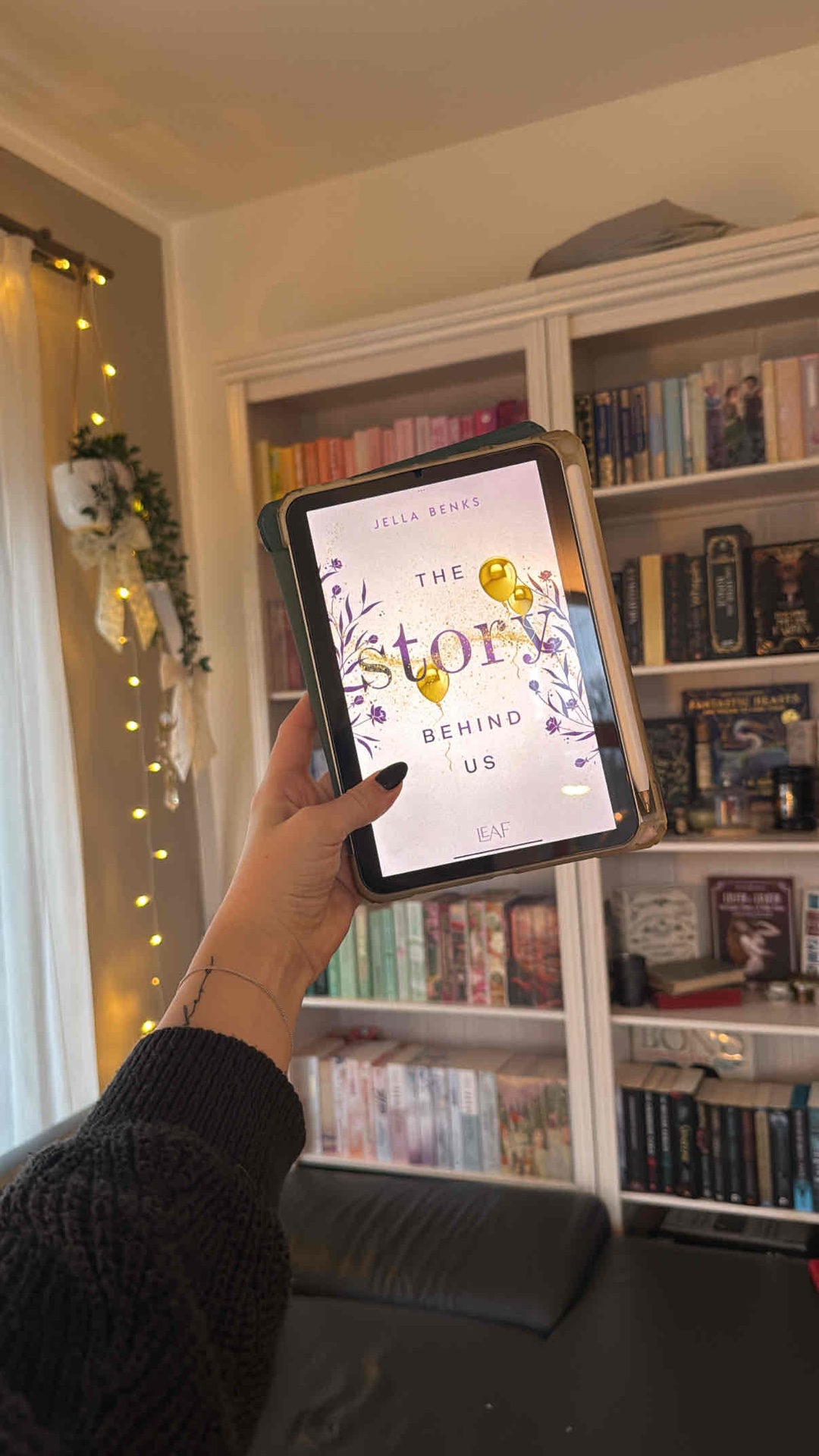 Ihr seid auf der Suche nach einer bittersüßen Romance mit Small Town Vibes und liebt Kuchen und Taylor Swift? Dann ist The Story behind Us genau das richtige Buch für euch!