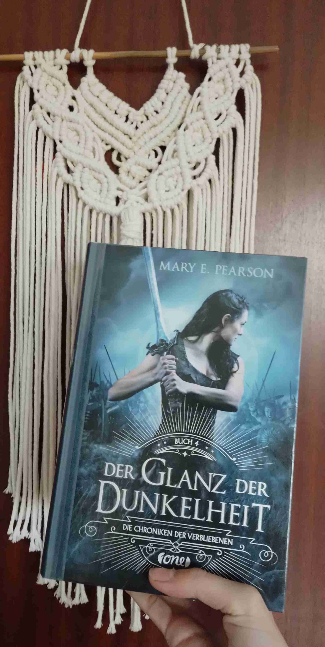 "Der Boden muss nicht gefegt werden"
"Die Königin sagt doch."
"Dann, schätze ich, musst du fegen."