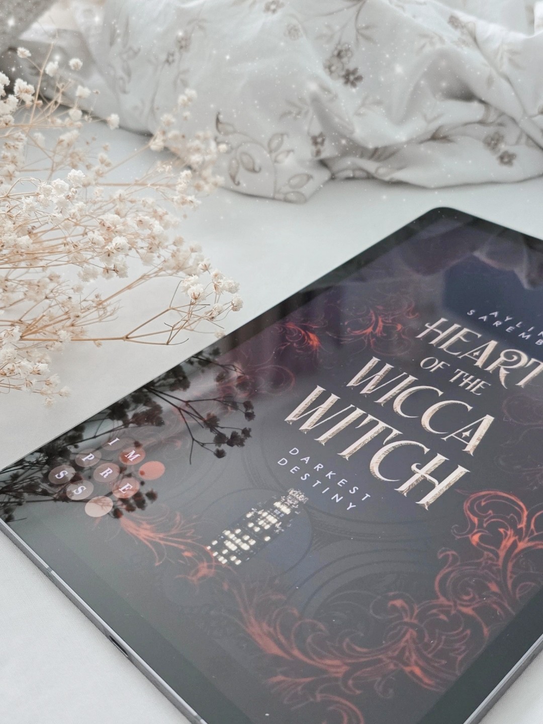 Fesselnd. Wicca. Enemies-to-Lovers.