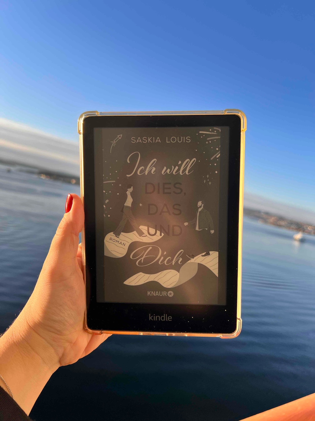 Eine wunderbare witzige und unterhaltsame Romcom! Der Schreibstil ist leicht, locker und voller Humor. Einmal angefangen, konnte ich das Buch kaum aus der Hand legen. Svea ist eine authentische und sympathische Protagonistin, die man sofort ins Herz schließt. Will ist mit seiner Ordnungsliebe und direkten Art das komplette Gegenteil, aber genau das macht ihre Dynamik so besonders. Die beiden ergänzen sich perfekt und sorgen für viele unterhaltsame Momente. Ich musste oft herzhaft lachen.
Eine Story mit ganz viel Witz, aber auch Tiefgang.
