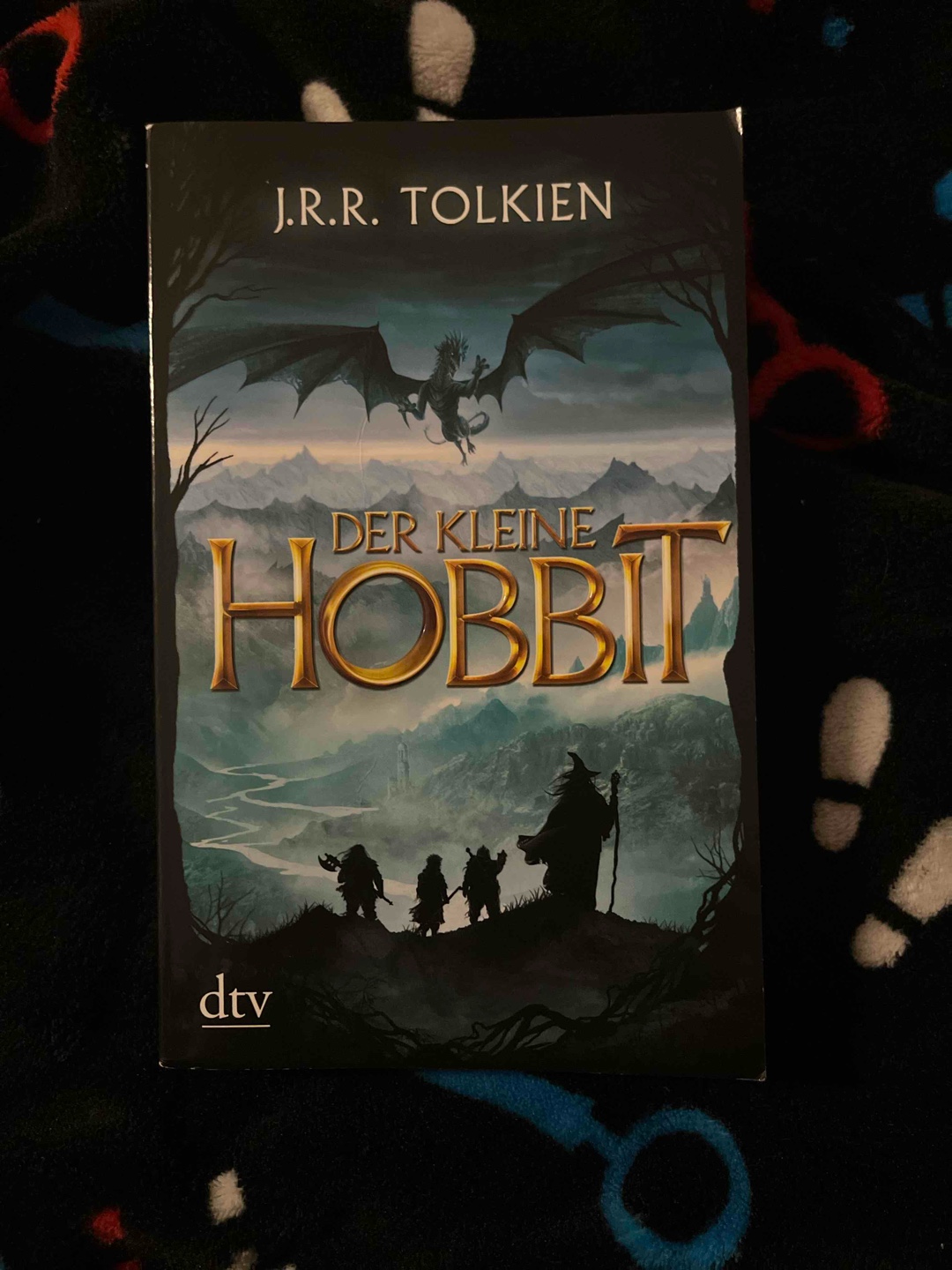 „Ein Hobbit verlässt sein Zuhause nur ungern – doch wenn er es tut, schreibt er Geschichte.“ 📚