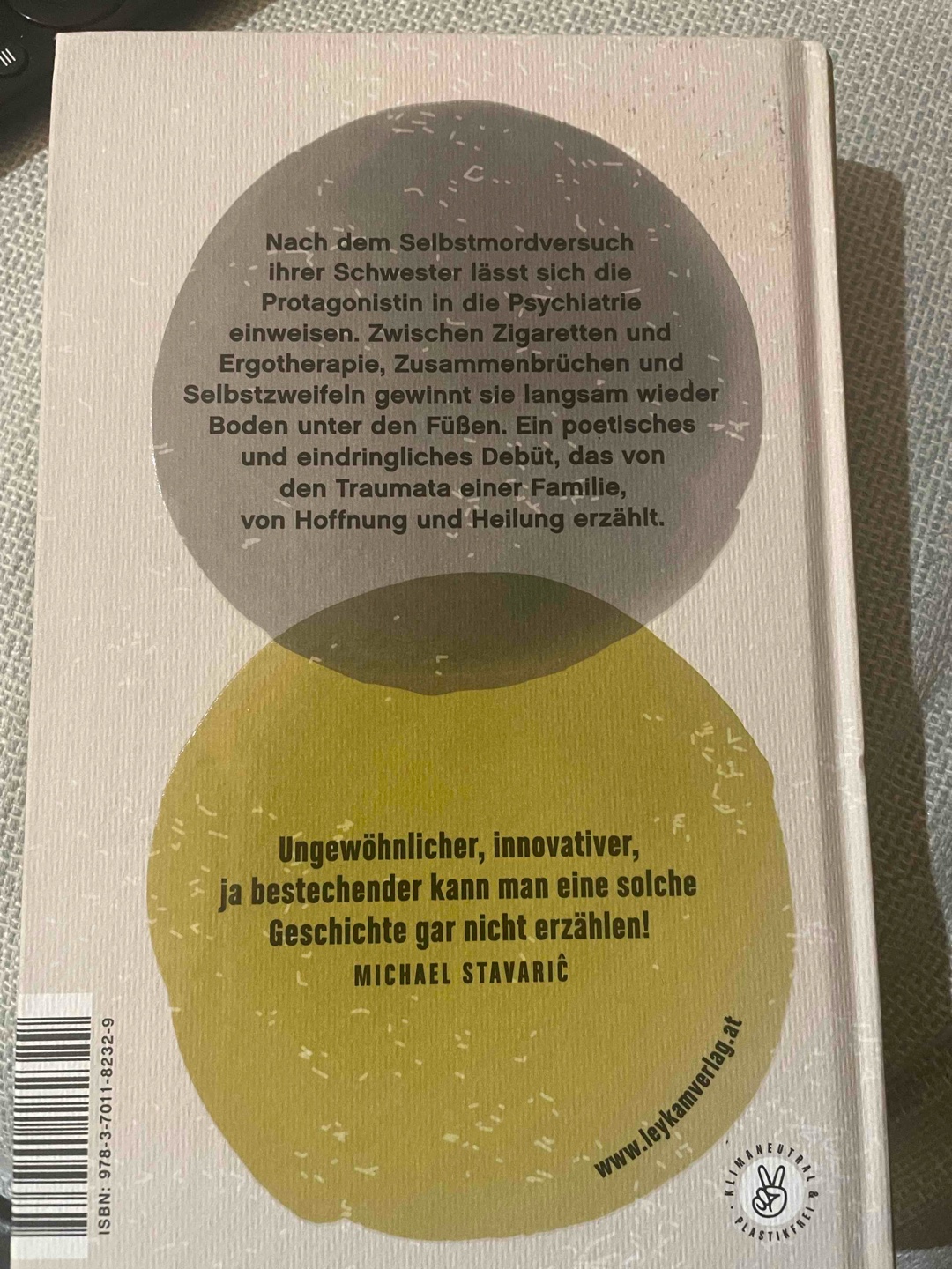 Dieses Buch hat mir gar nichts gegeben. Die Story war konfus und wirr. Außerdem gibt es keine Groß-/Kleinschreibung, dass war nur anstrengend.