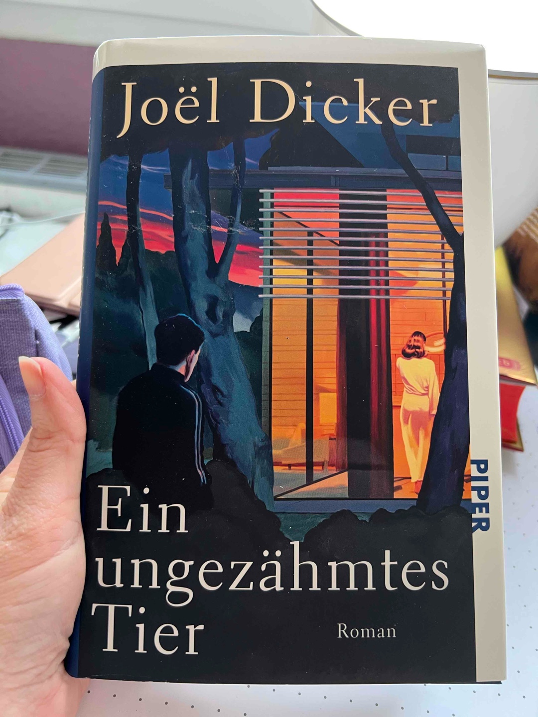 Wieder ein sehr genialer Plot mit richtig guten Twists. Einiges habe ich wirklich nicht vorhergesehen. Joël Dicker lohnt sich immer zu lesen!