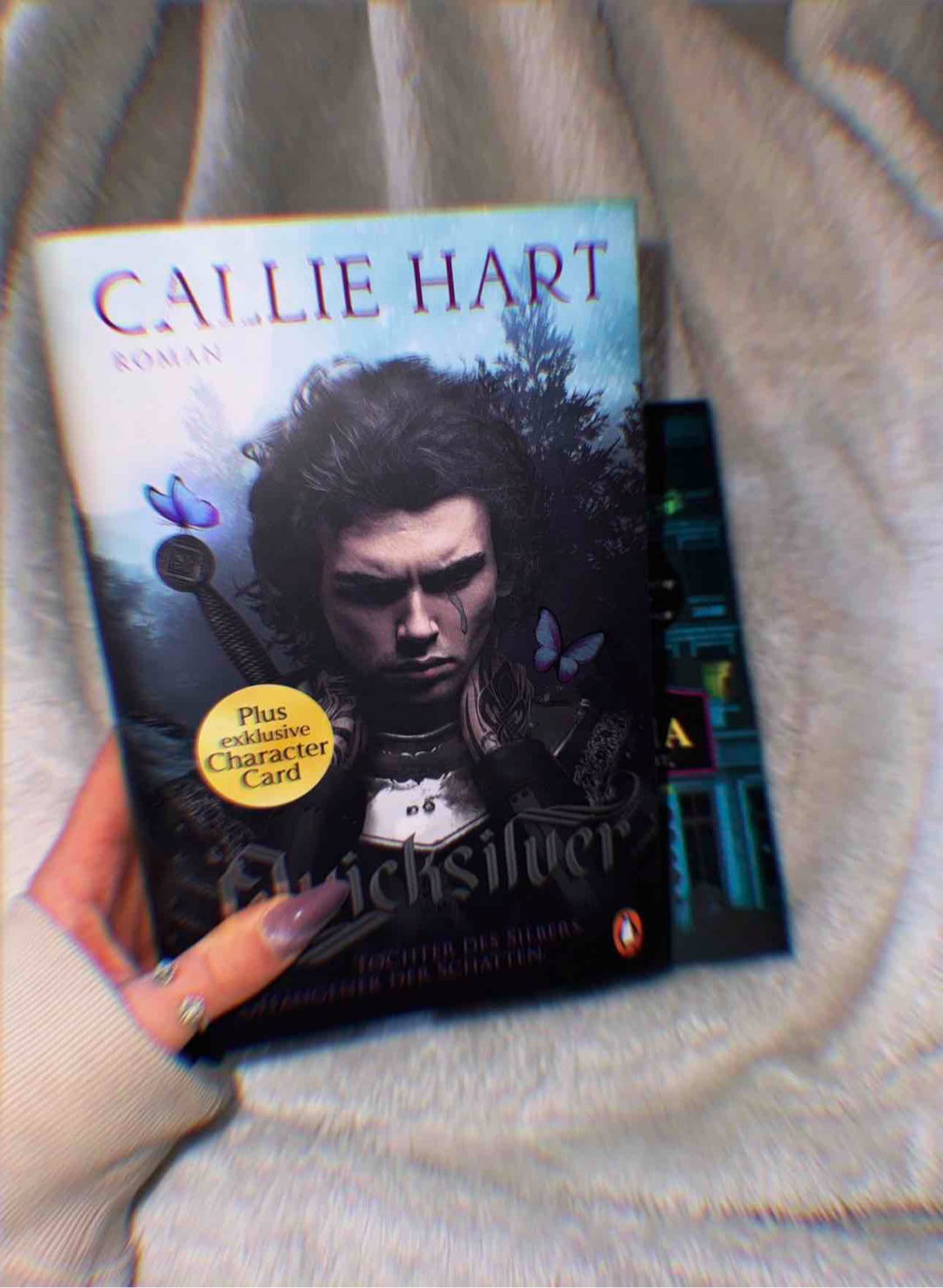 Wer Quicksilver nicht liest verpasst so viel!! Absolutes und unerwartetes Highlight. Ich habe die 859 Seiten VERSCHLUNGEN und GELIEBT 📖 🦋💜