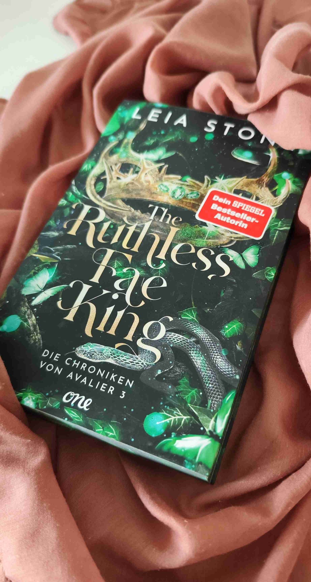 Ein wirklich schönes Buch, welches viele verschiedene Emotionen aufgreift und Spannung mitbringt.