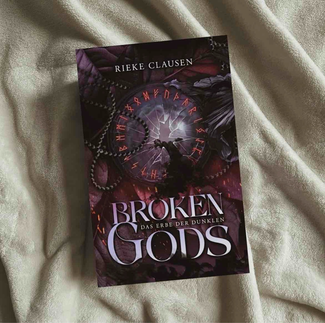 𝓑𝓻𝓸𝓴𝓮𝓷 𝓖𝓸𝓭𝓼⛓️ 
4/5⭐️ 
[Werbung/Rezensionsexemplar]