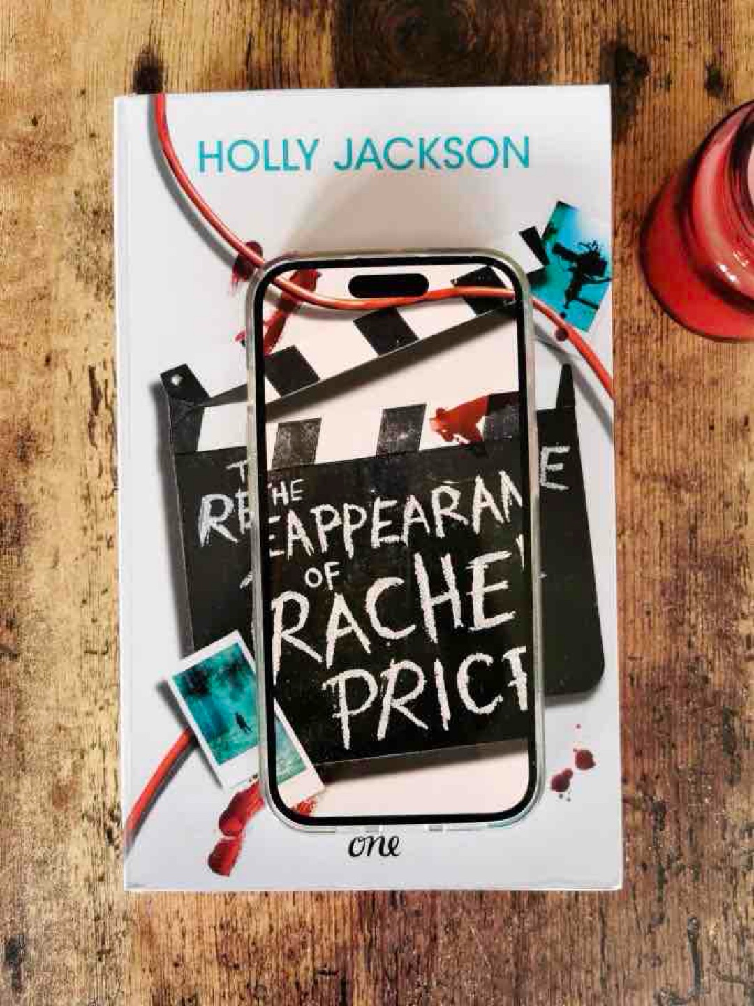 🎬🤍🎧💻🔪
„Bel wusste, wer das war. Irgendwie spürte sie es in ihren Knochen.
Die Frau starrte sie an, als wüsste sie auch etwas.
Sie war Rachel Price.
Die wieder aufgetaucht war.“
Seit langem mal wieder ein Murder Mystery und das erste Mal von der gefeierten Holly Jackson.
Ich muss sagen, dass ich kleine Schwierigkeiten am Anfang hatte mich einzufinden, die waren ca. nach 100 Seiten aber wie weggeblasen.
Ich mochte Bel, man konnte sich gut in sie hineinversetzen, Rachel wirkte unnahbar, was aber auch sinnig für den Verlauf ist. Später hatte sie mein Herz. Die Geschichte ist ein einziges Familiendrama, voller Wendungen, unvorsehbar, spannend. Ich hab alles daran geliebt, besonders Ash.
Das nächste Buch der Autorin wird nicht lange auf sich warten lassen. 🎬